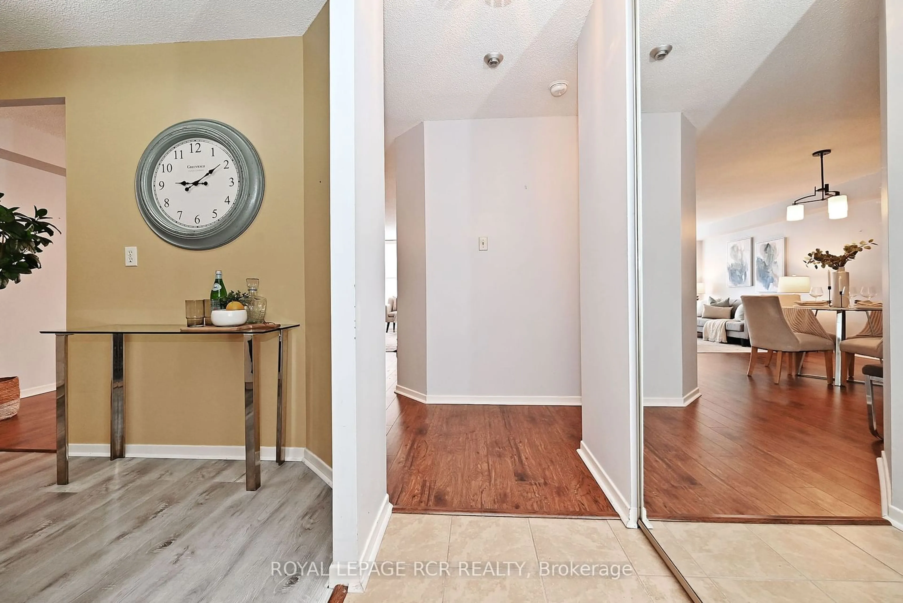 Indoor entryway for 250 Davis Dr #409, Newmarket Ontario L3Y 7T7