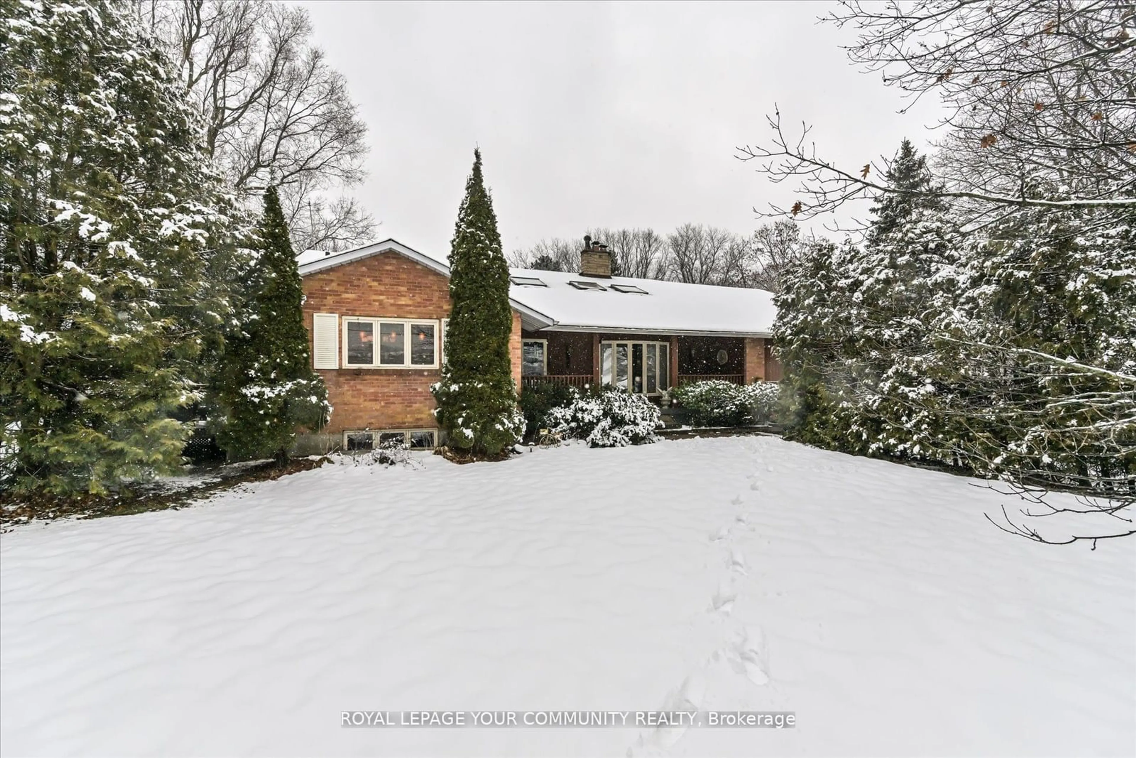 A pic from outside/outdoor area/front of a property/back of a property/a pic from drone, street for 247 Harris Ave, Richmond Hill Ontario L4E 3M3