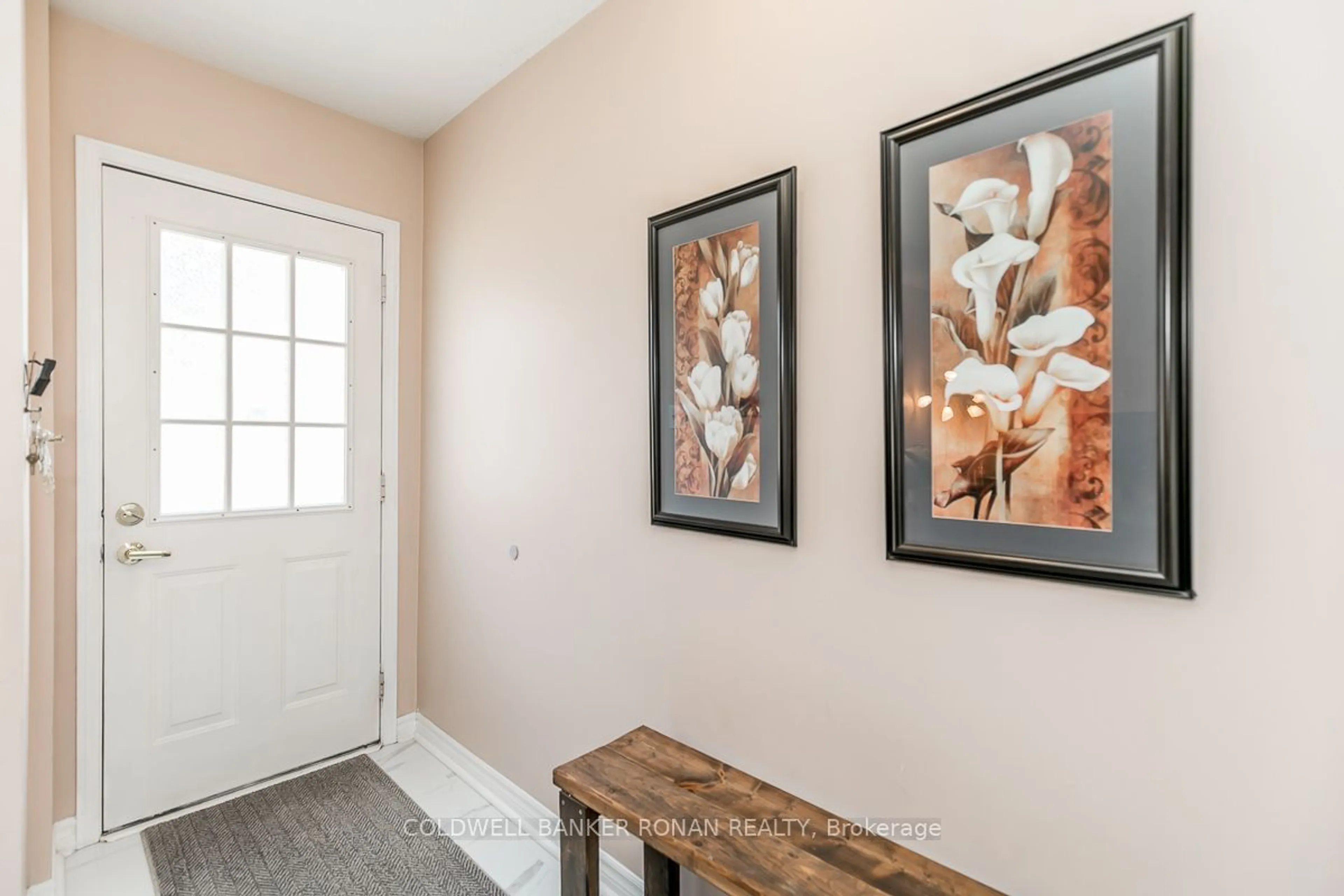 Indoor entryway for 184 Tupper St, New Tecumseth Ontario L9R 1W8