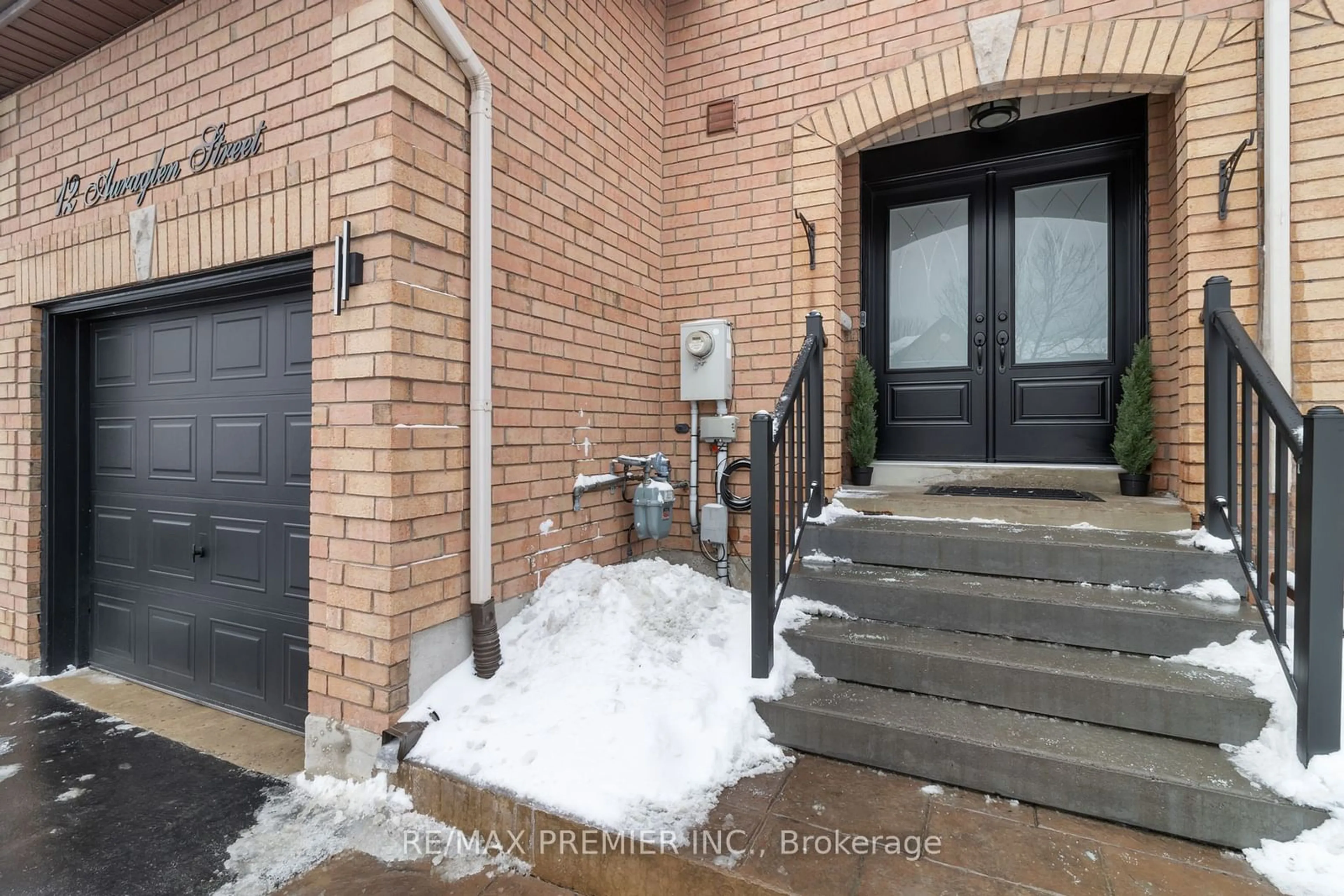 Indoor entryway for 12 Auraglen St, Richmond Hill Ontario L4E 4E2