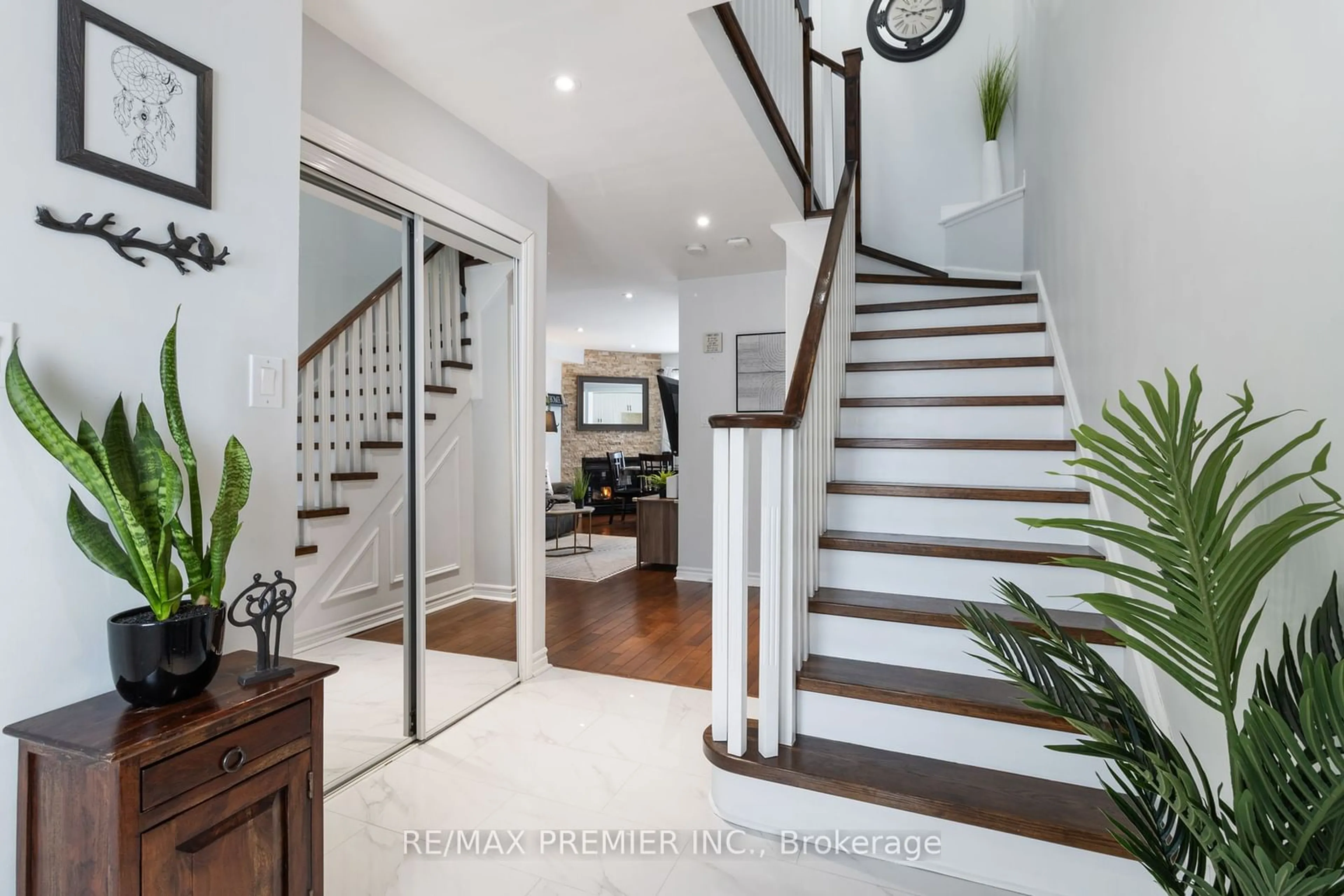 Indoor entryway for 12 Auraglen St, Richmond Hill Ontario L4E 4E2