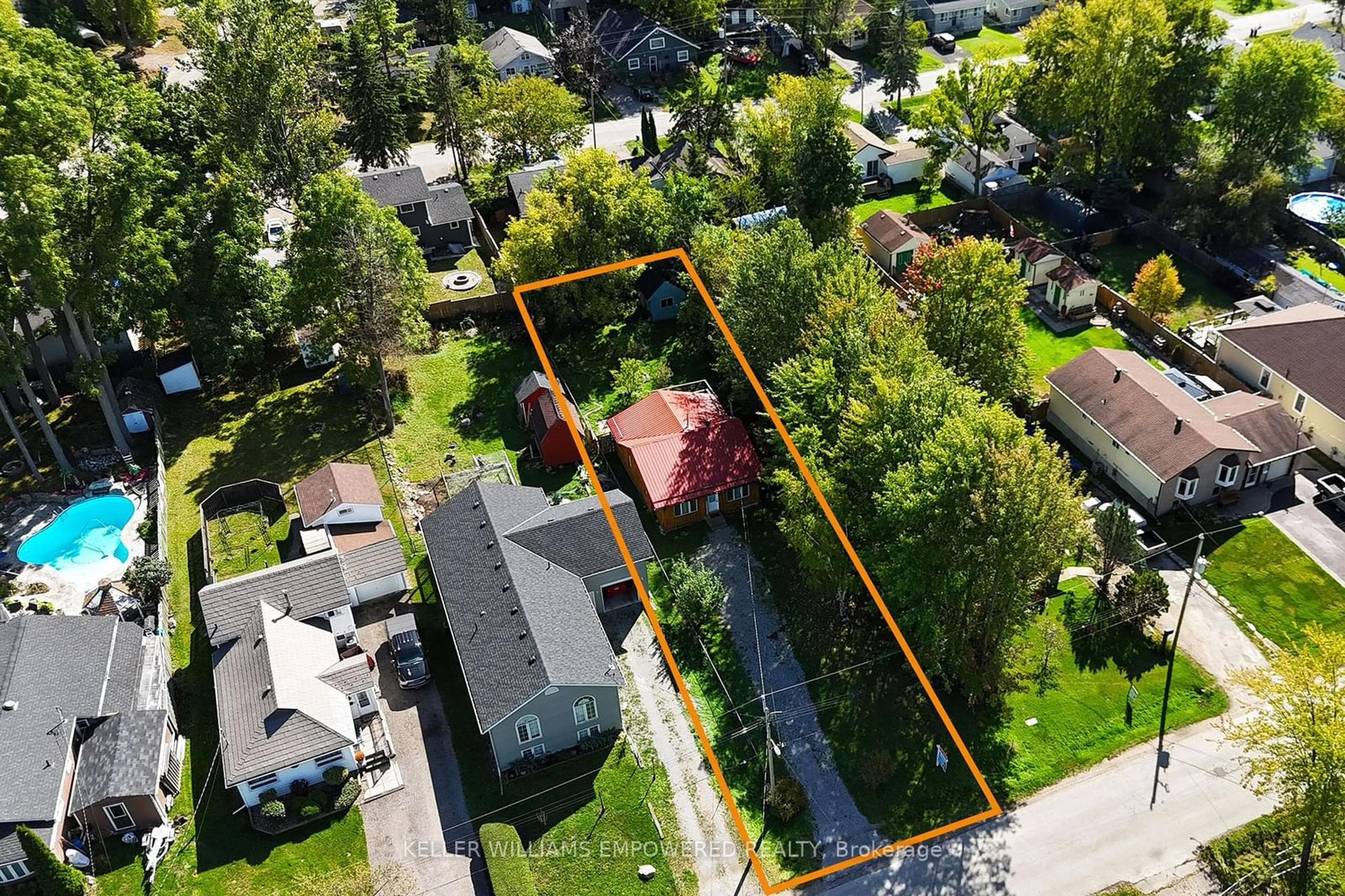 A pic from outside/outdoor area/front of a property/back of a property/a pic from drone, street for 229 Elm Ave, Georgina Ontario L4P 2V2