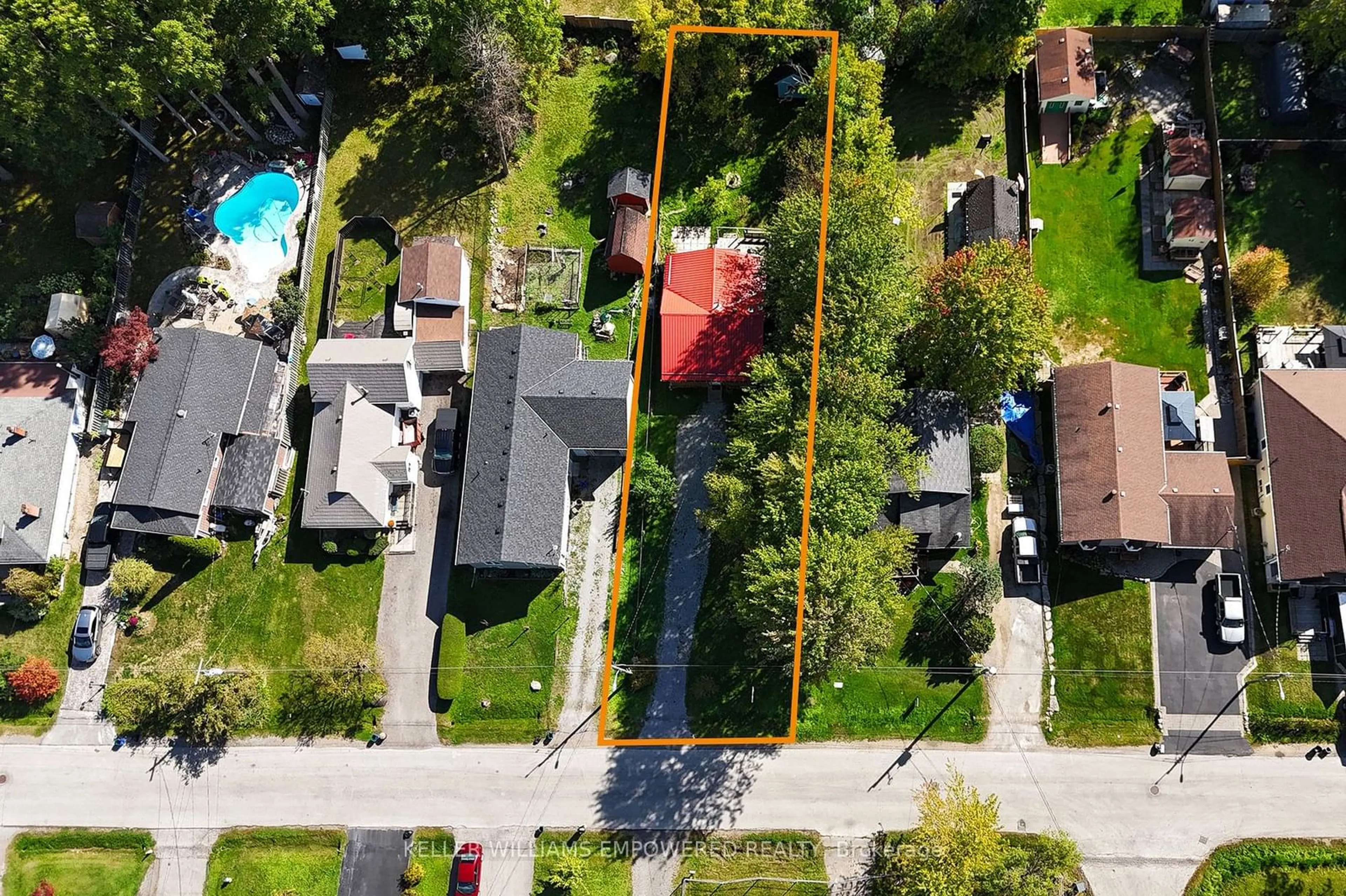 A pic from outside/outdoor area/front of a property/back of a property/a pic from drone, street for 229 Elm Ave, Georgina Ontario L4P 2V2