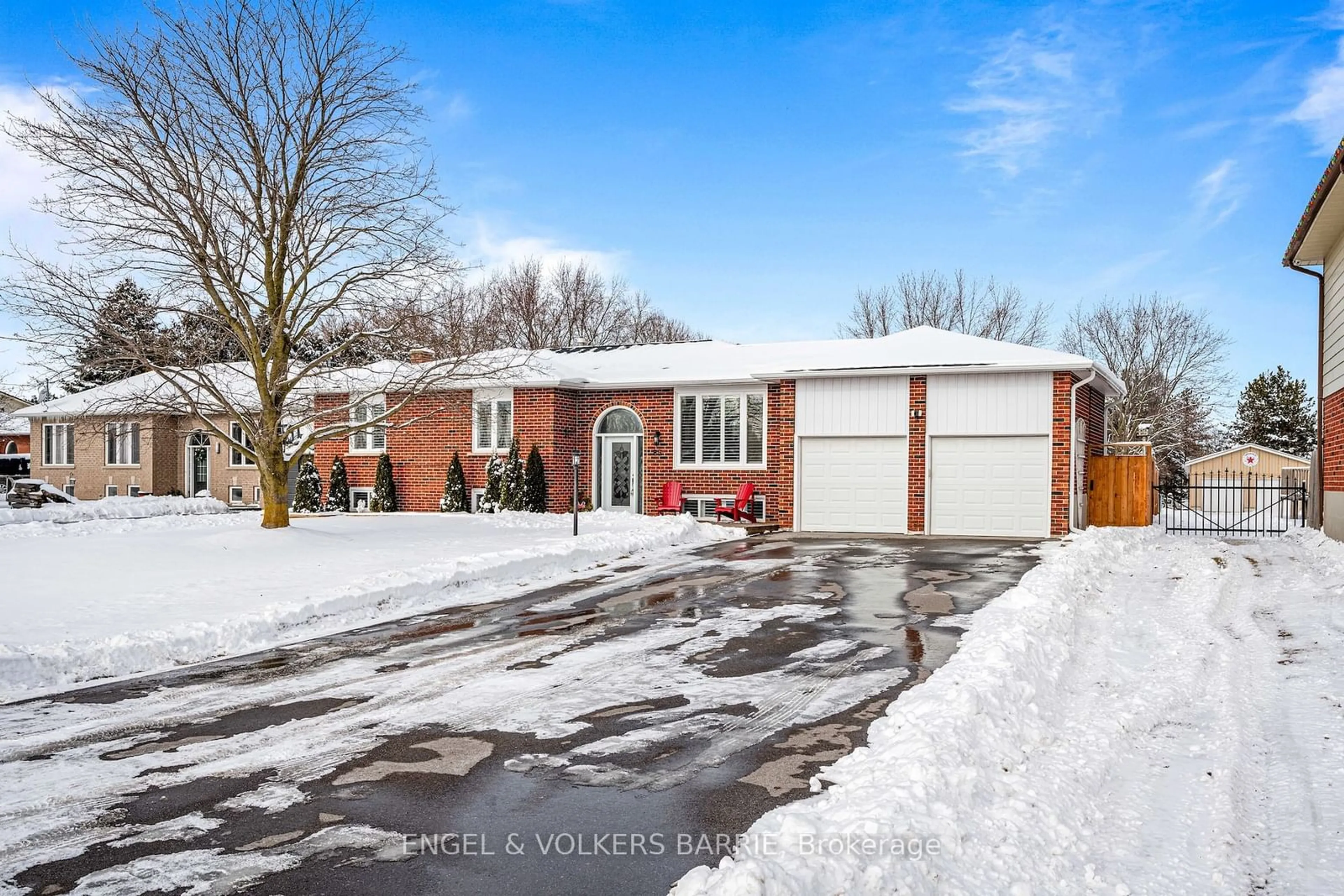 Home with brick exterior material, street for 85 Toll Rd, East Gwillimbury Ontario L4N 1G7