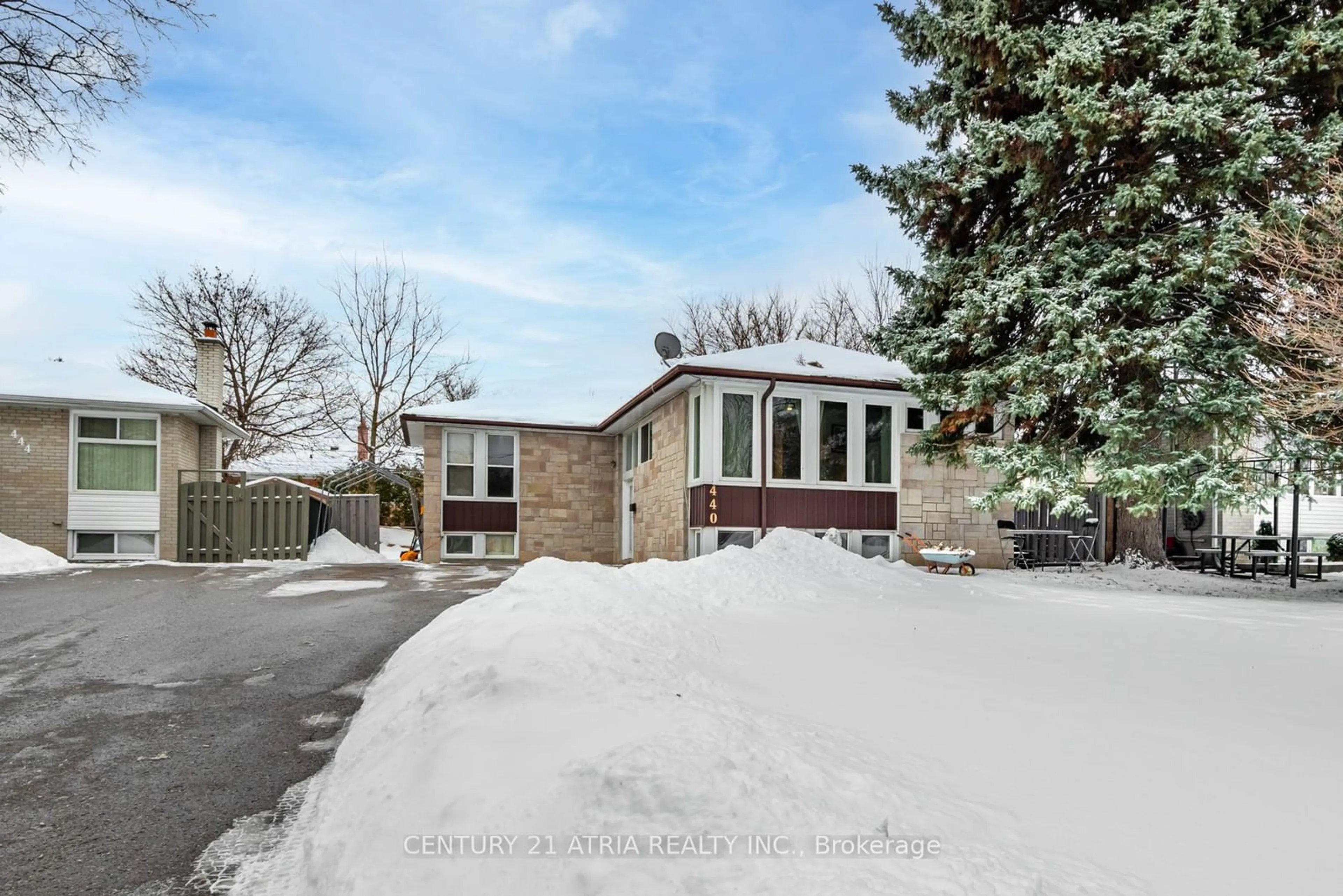 A pic from outside/outdoor area/front of a property/back of a property/a pic from drone, street for 440 Osiris Dr, Richmond Hill Ontario L4C 2P9