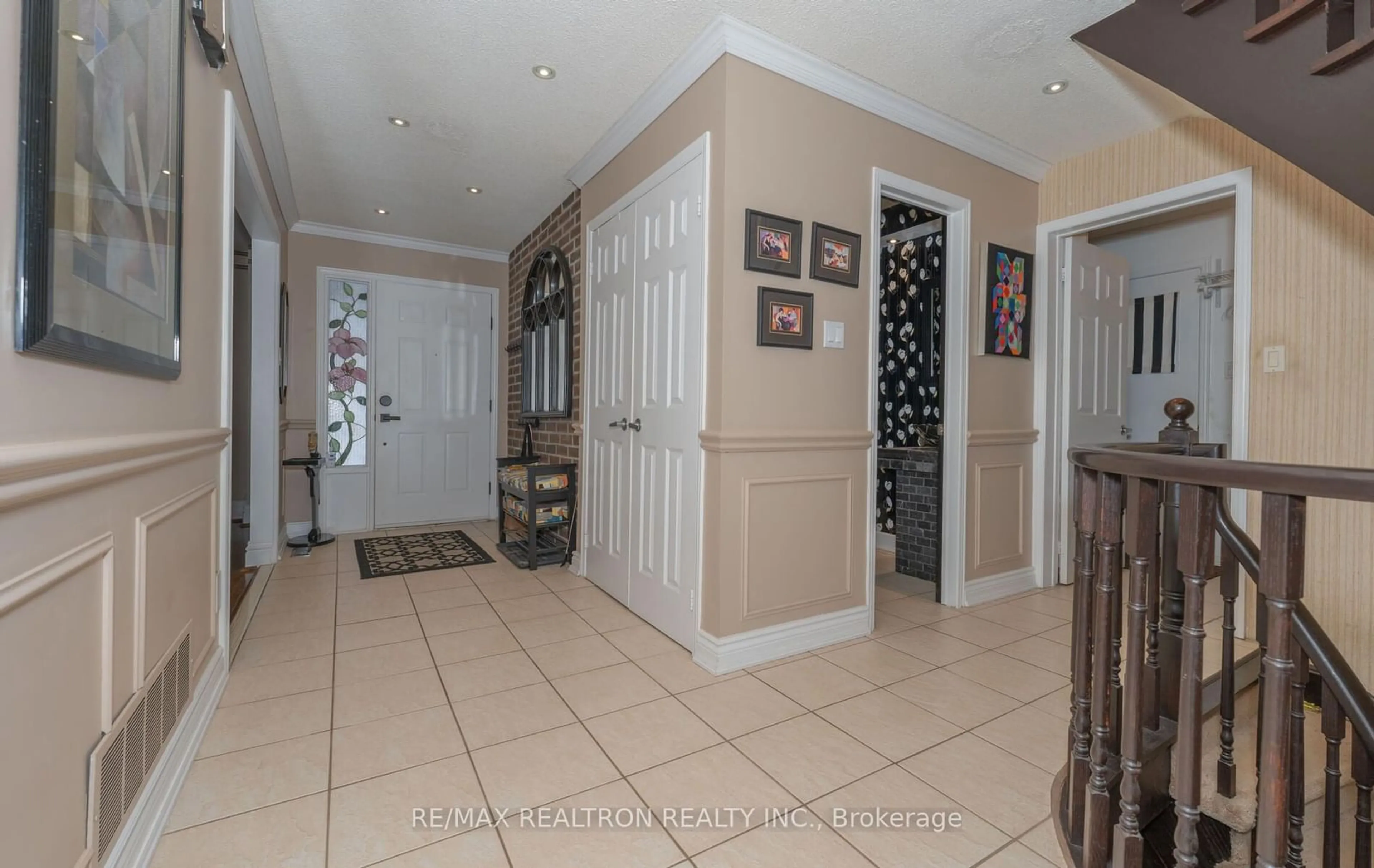 Indoor foyer for 233 Spring Gate Blvd, Vaughan Ontario L4J 3G3