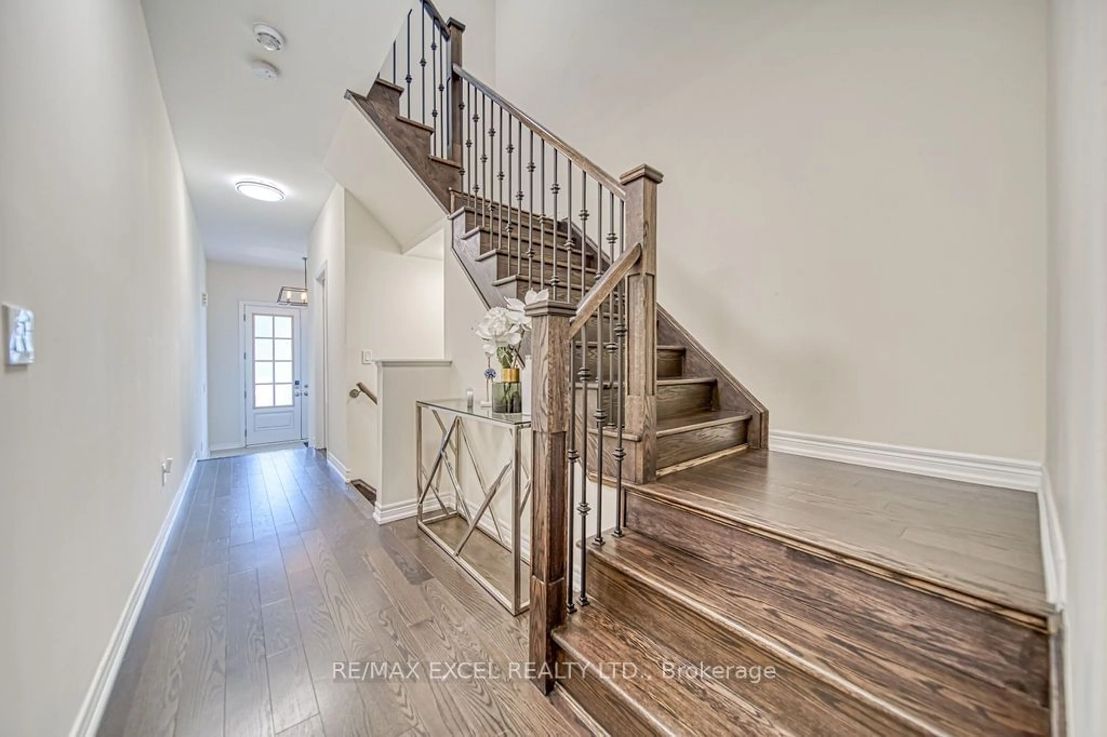 Stairs for 43 DURBLEE Ave, Aurora Ontario L4G 0Z8