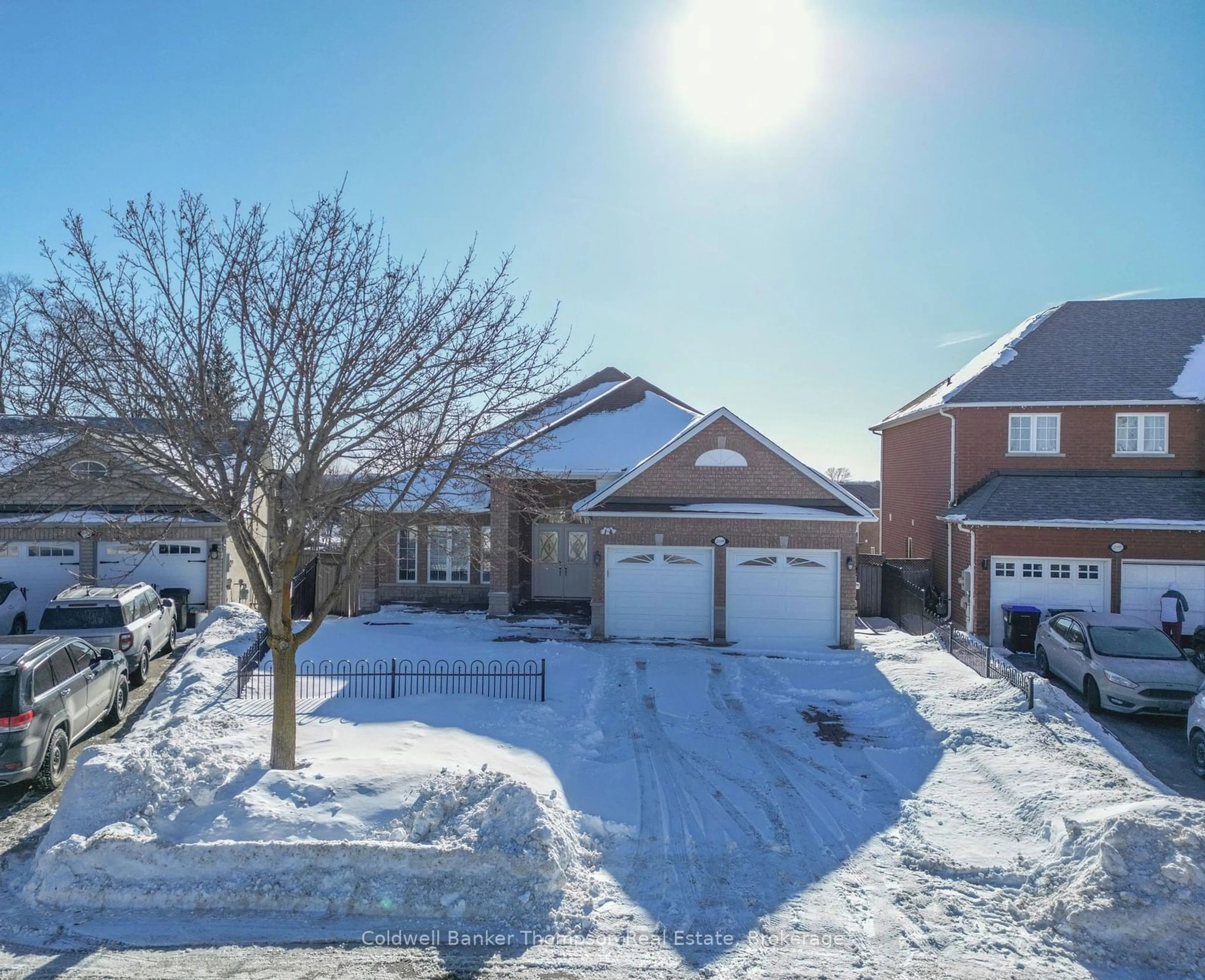 A pic from outside/outdoor area/front of a property/back of a property/a pic from drone, street for 2009 Thompson St, Innisfil Ontario L9S 4Z1