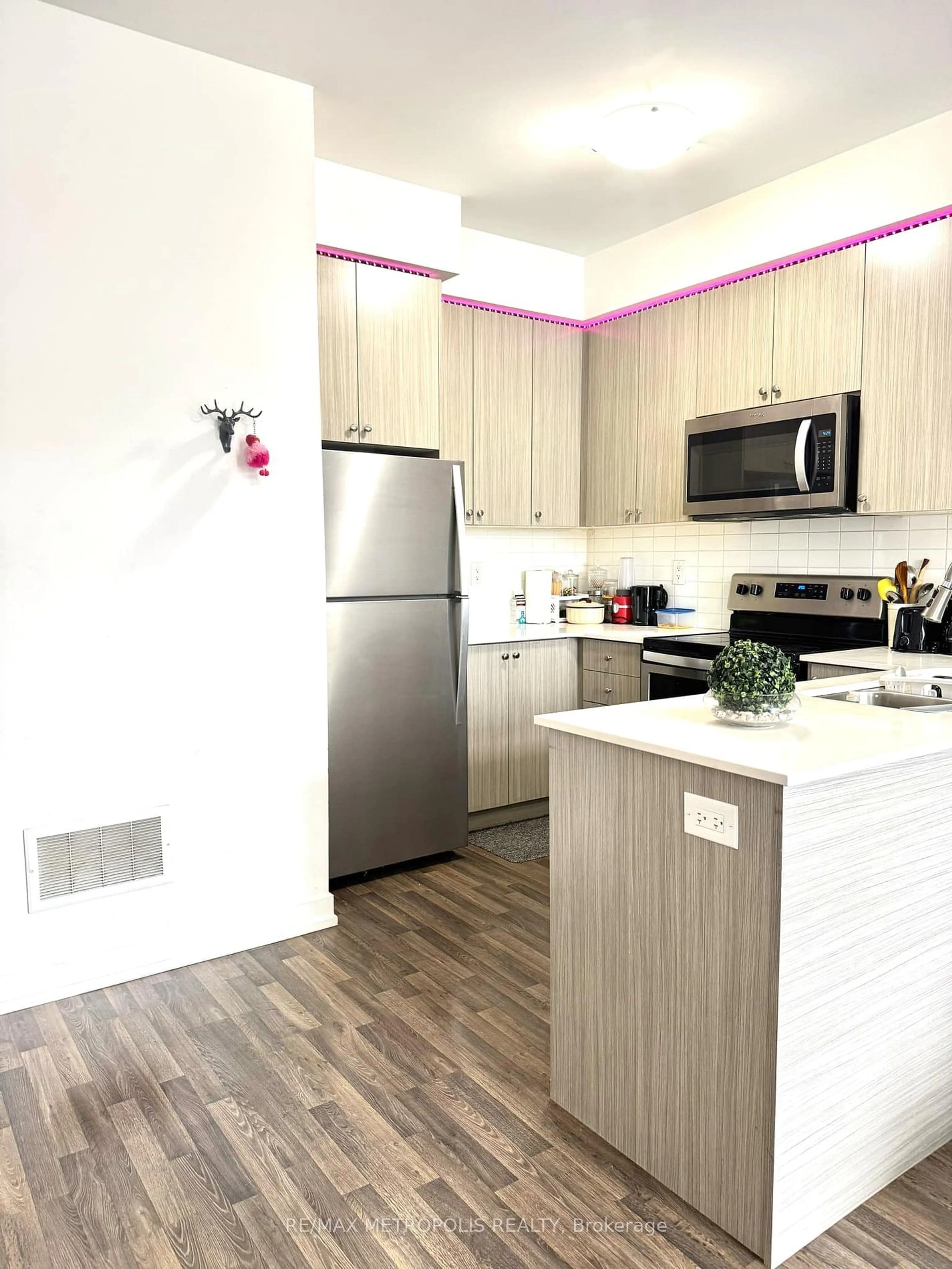 Standard kitchen, wood/laminate floor for 150 Dalhousie St, Vaughan Ontario L4L 0L7