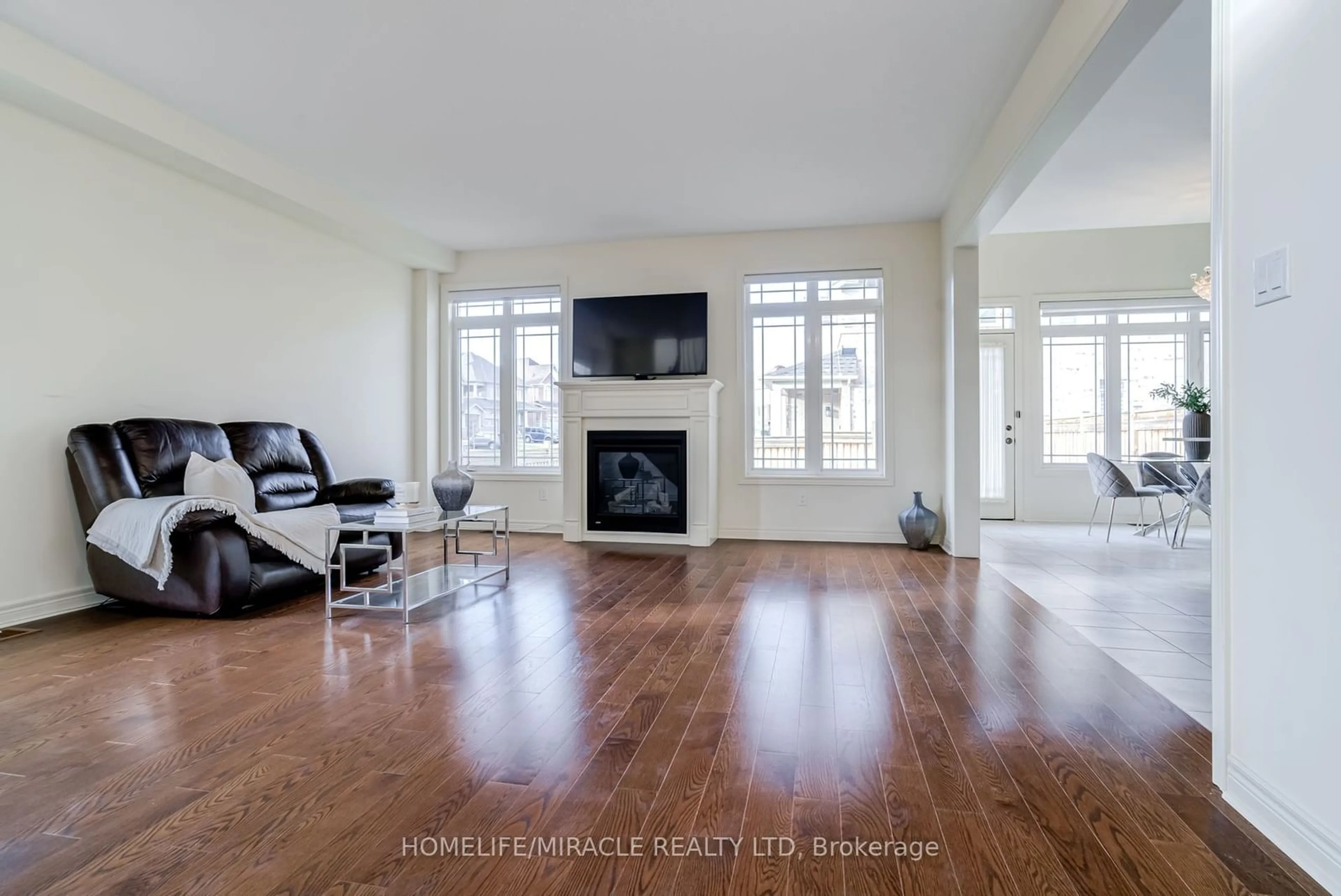 Living room with furniture, unknown for 41 Atkinson Cres, New Tecumseth Ontario L9R 0W8