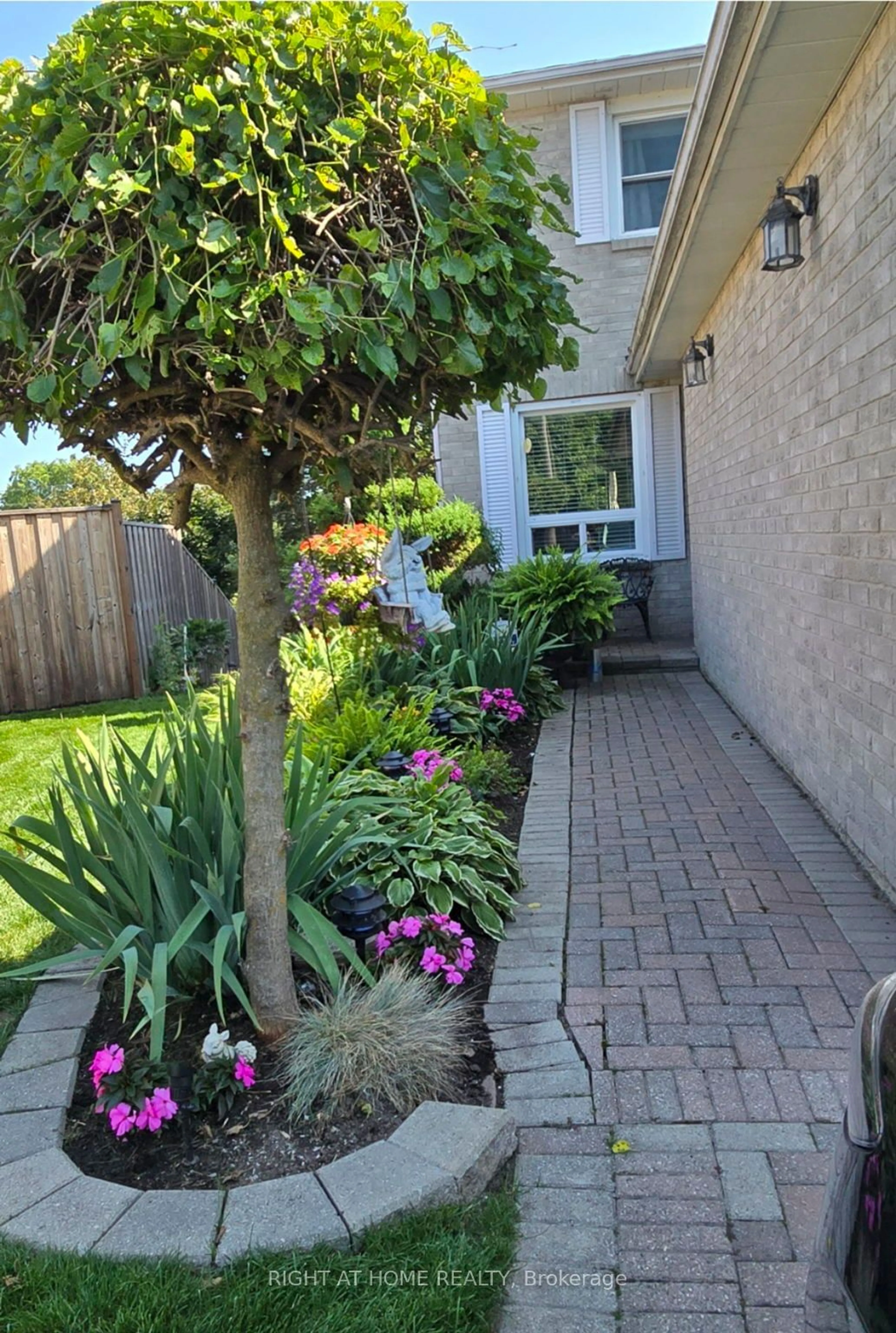 Patio, street for 39 Aranka Crt, Richmond Hill Ontario L4C 7V2