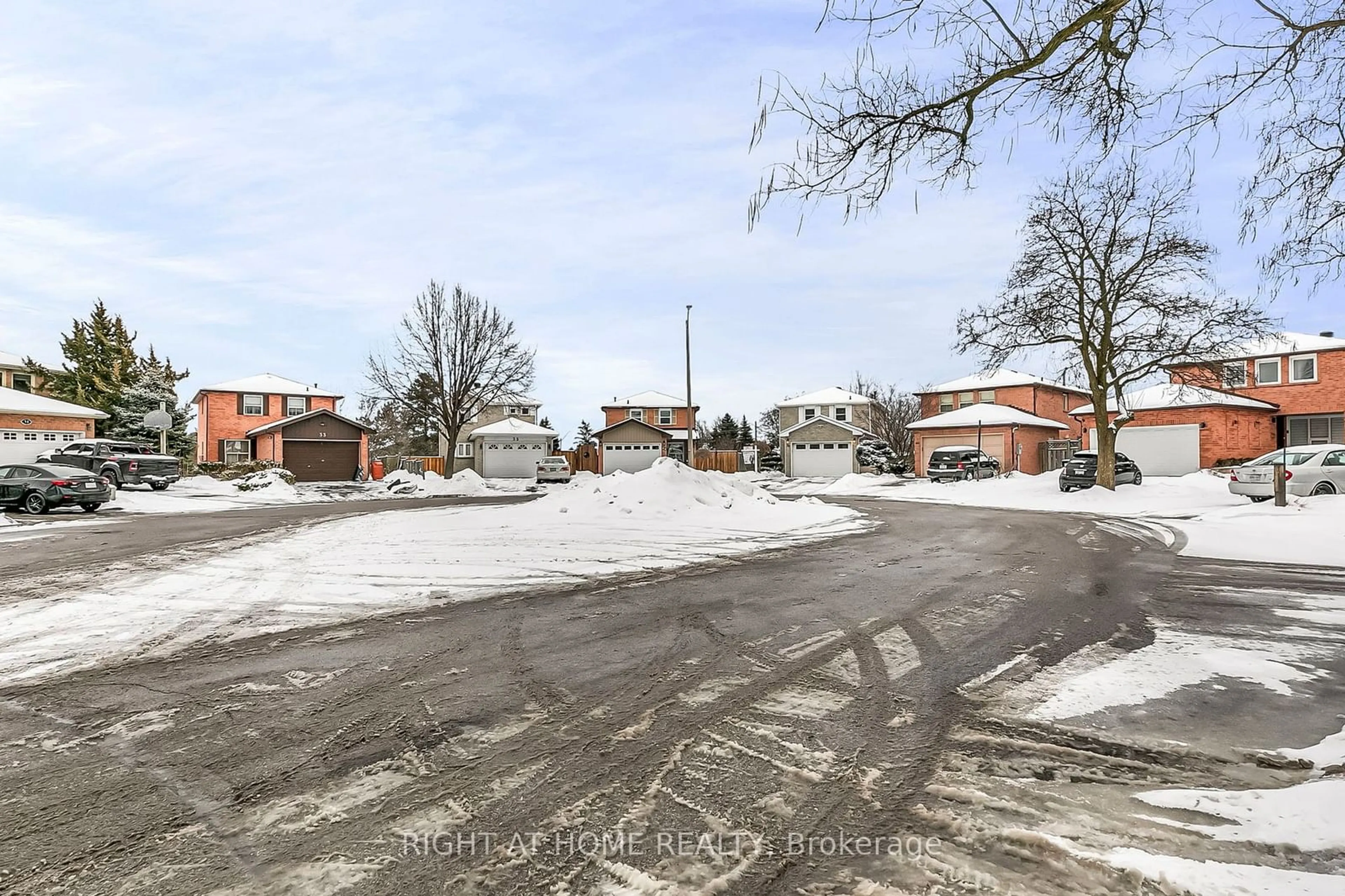 A pic from outside/outdoor area/front of a property/back of a property/a pic from drone, street for 39 Aranka Crt, Richmond Hill Ontario L4C 7V2