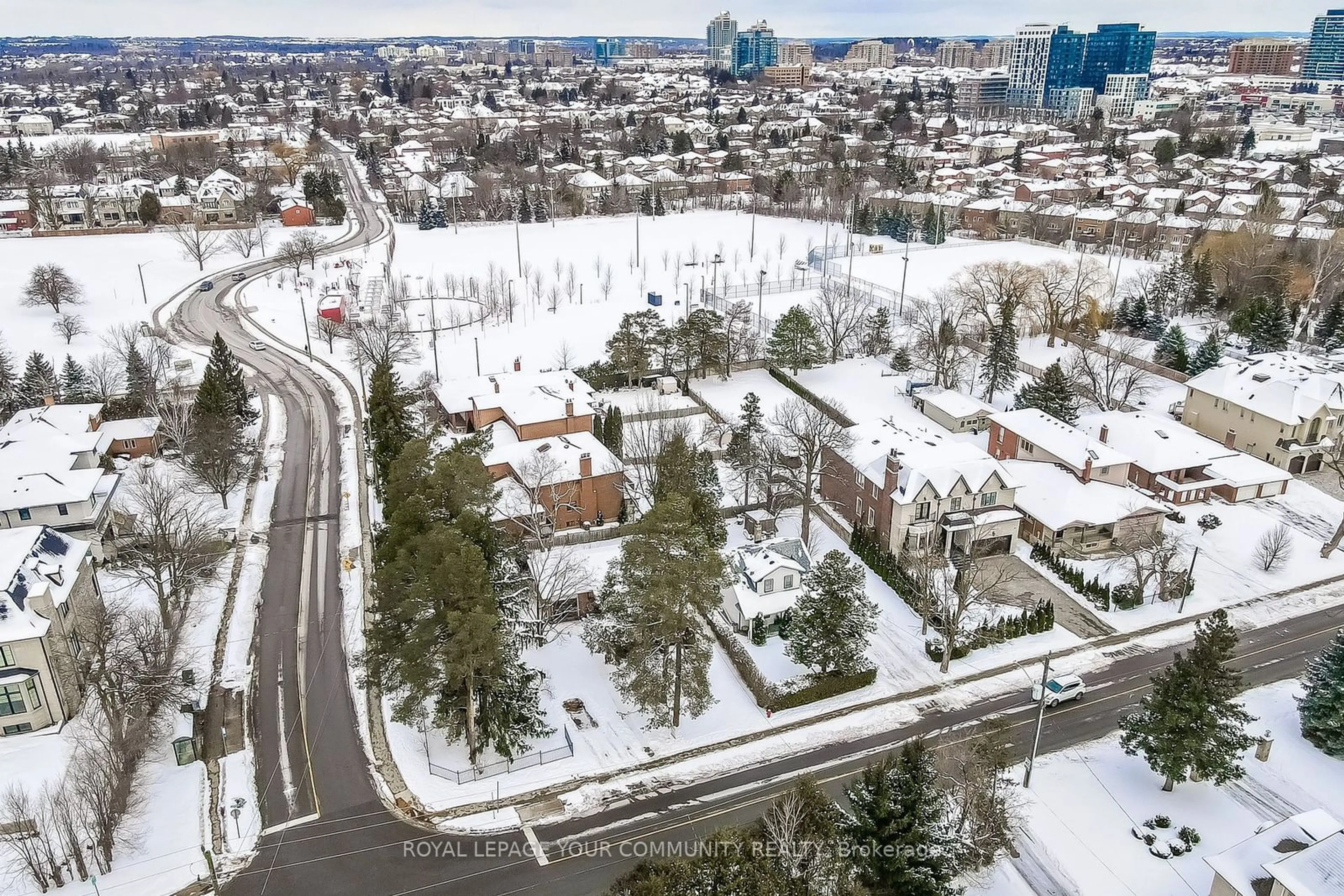 A pic from outside/outdoor area/front of a property/back of a property/a pic from drone, street for 68 Garden Ave, Richmond Hill Ontario L4C 6L9