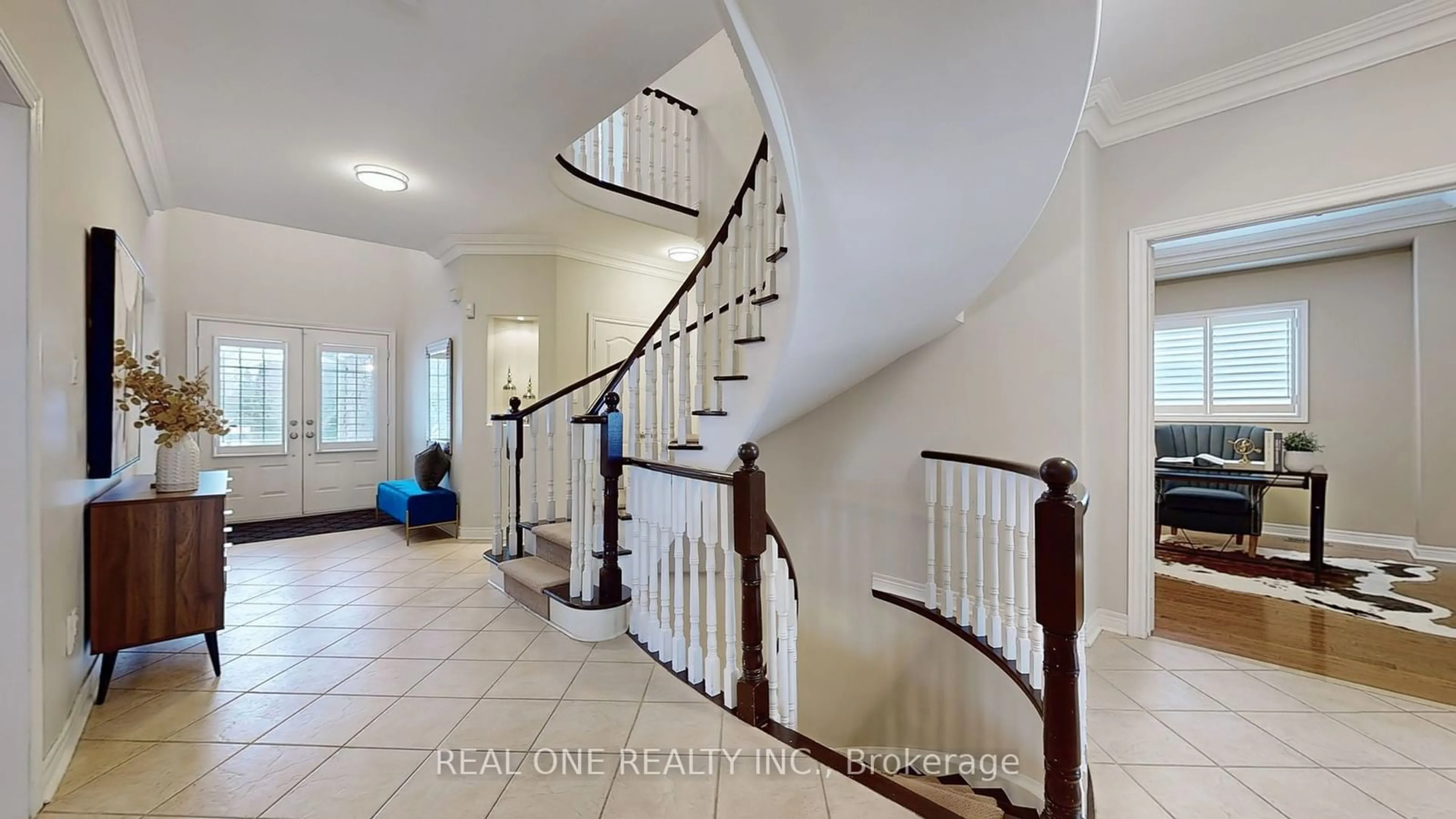 Indoor foyer for 27 Gleave Crt, Aurora Ontario L4G 7L9