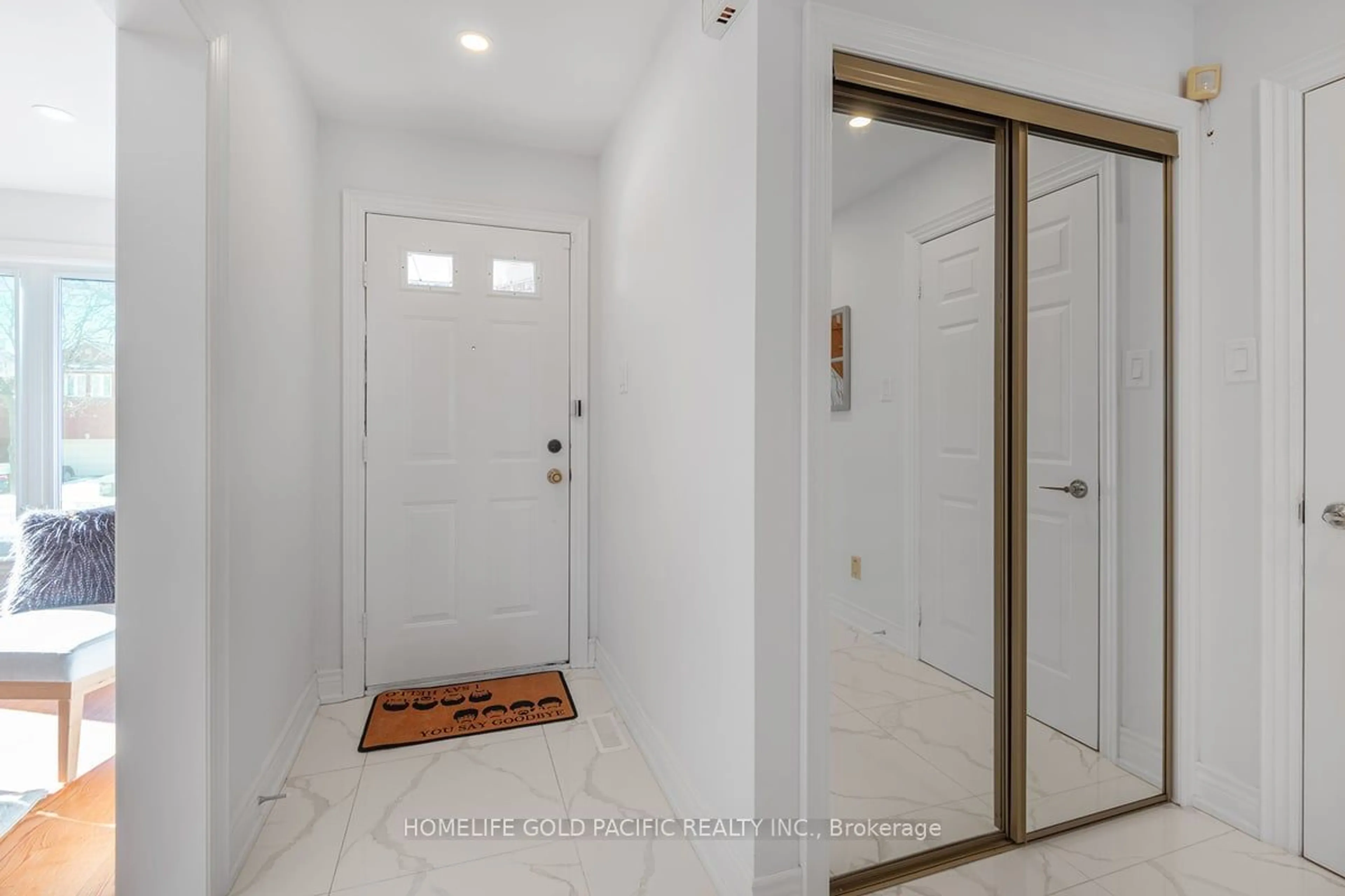 Indoor entryway for 19 Estoril St, Richmond Hill Ontario L4C 0B9