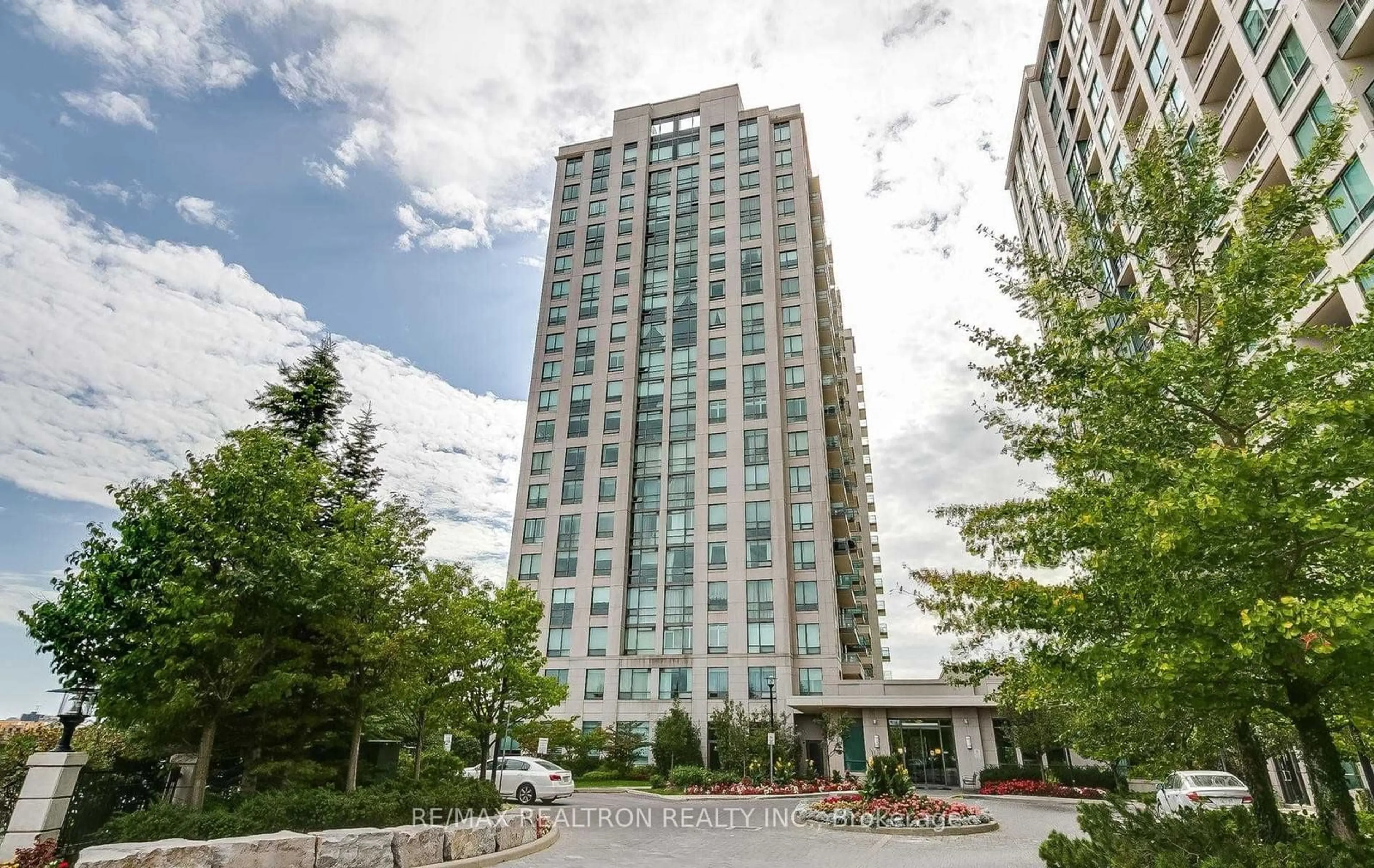 Patio, building for 88 Promenade Circ #1606, Vaughan Ontario L4J 9A4