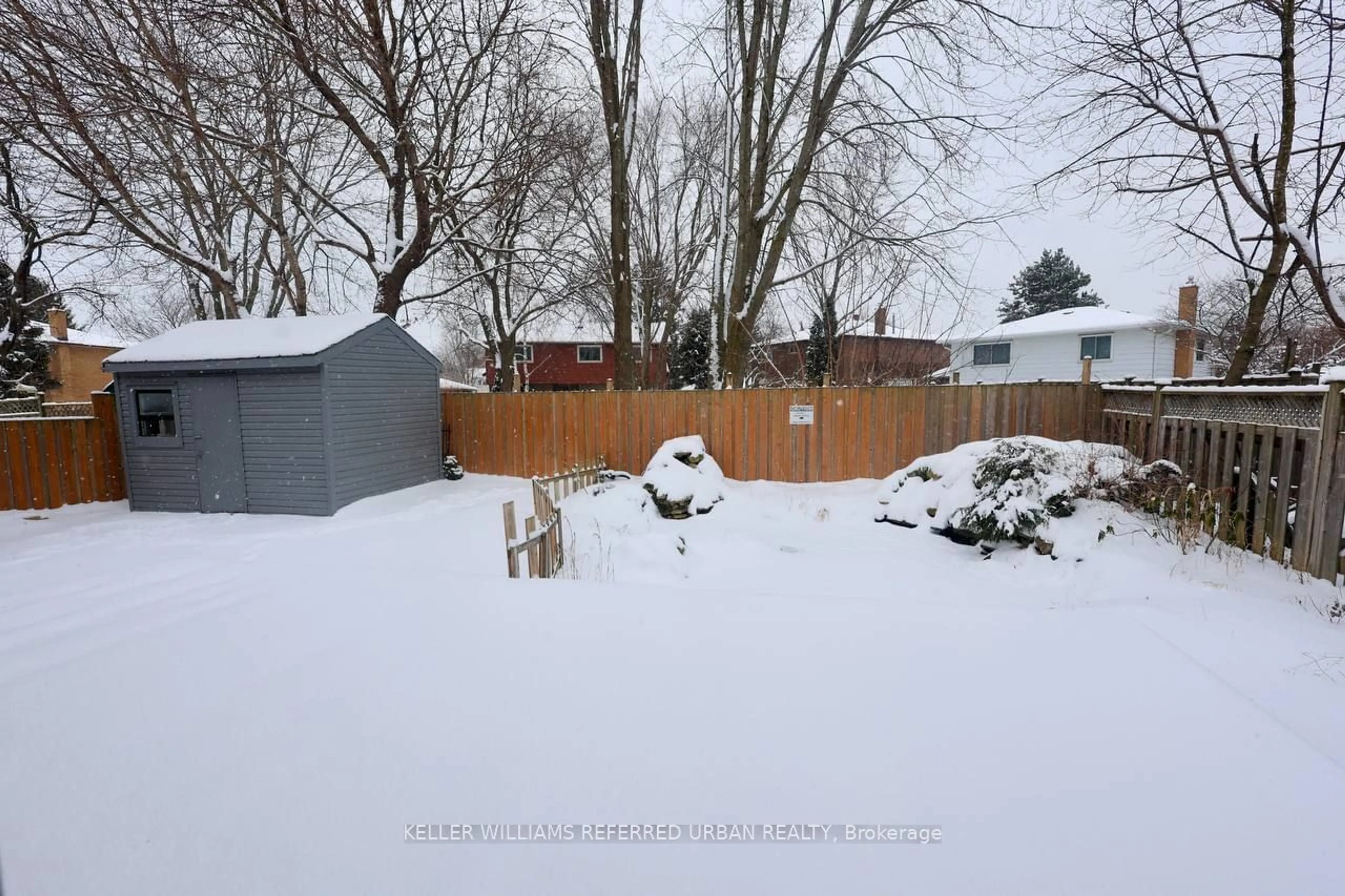 Shed for 228 Elman Cres, Newmarket Ontario L3Y 7X3