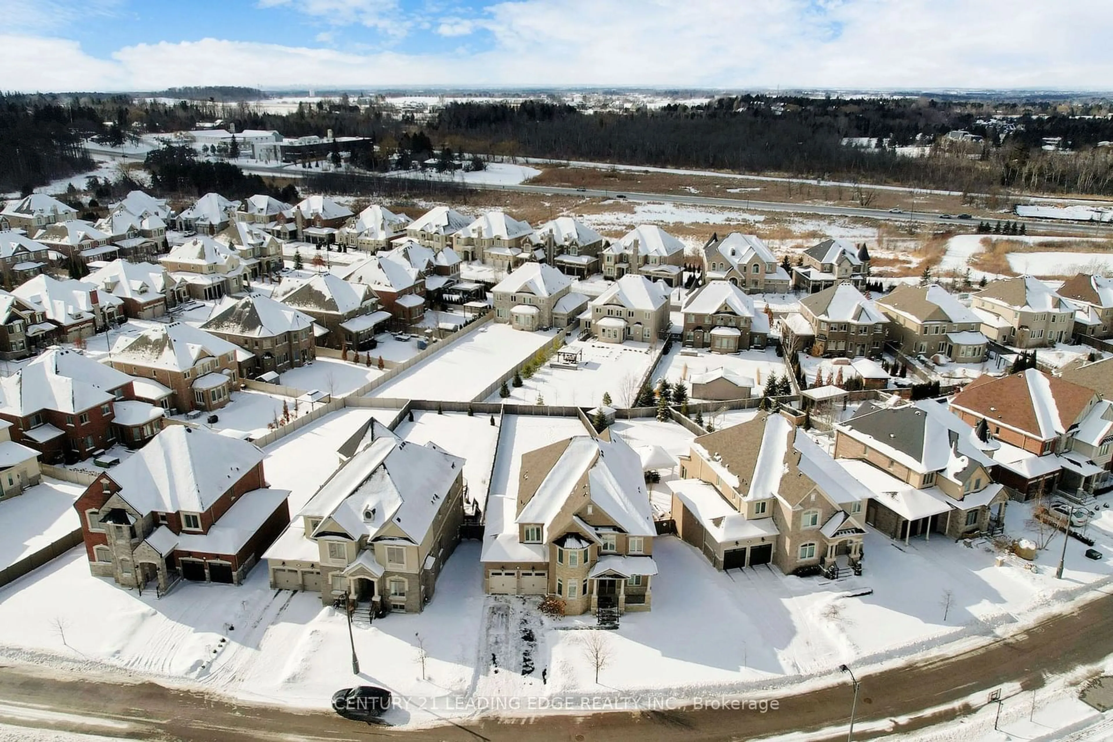 A pic from outside/outdoor area/front of a property/back of a property/a pic from drone, street for 77 Chuck Ormsby Cres, King Ontario L7B 0A9