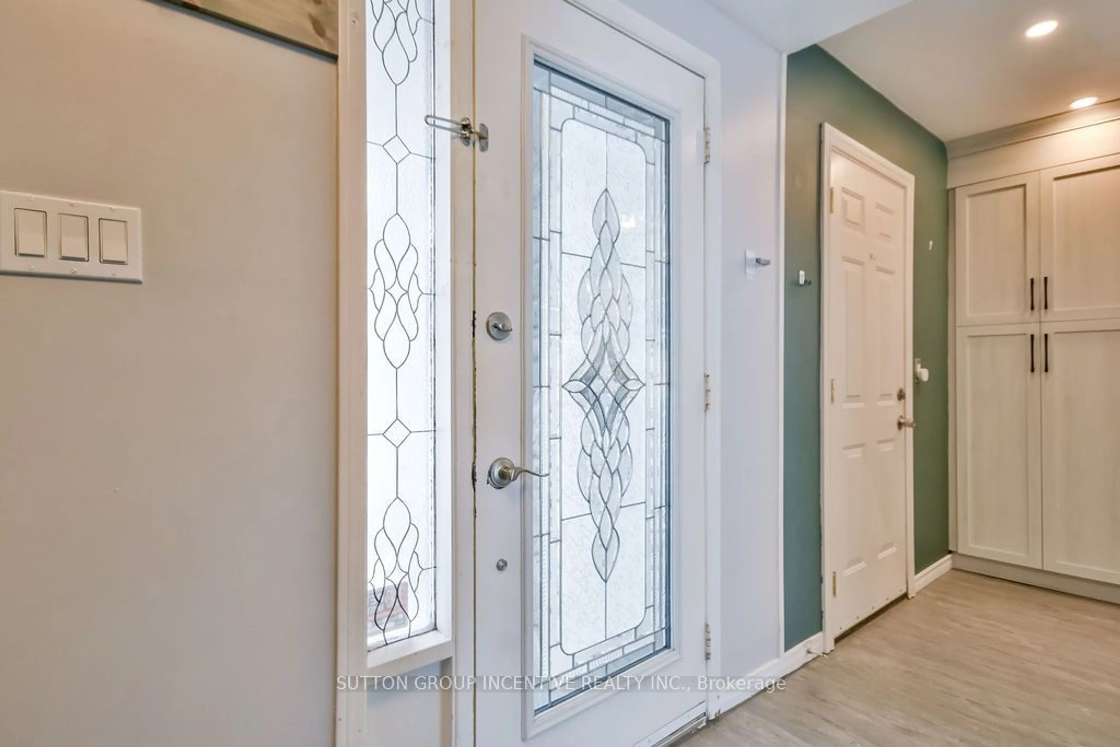 Indoor entryway for 233 Colborne St, Bradford West Gwillimbury Ontario L3Z 2R8