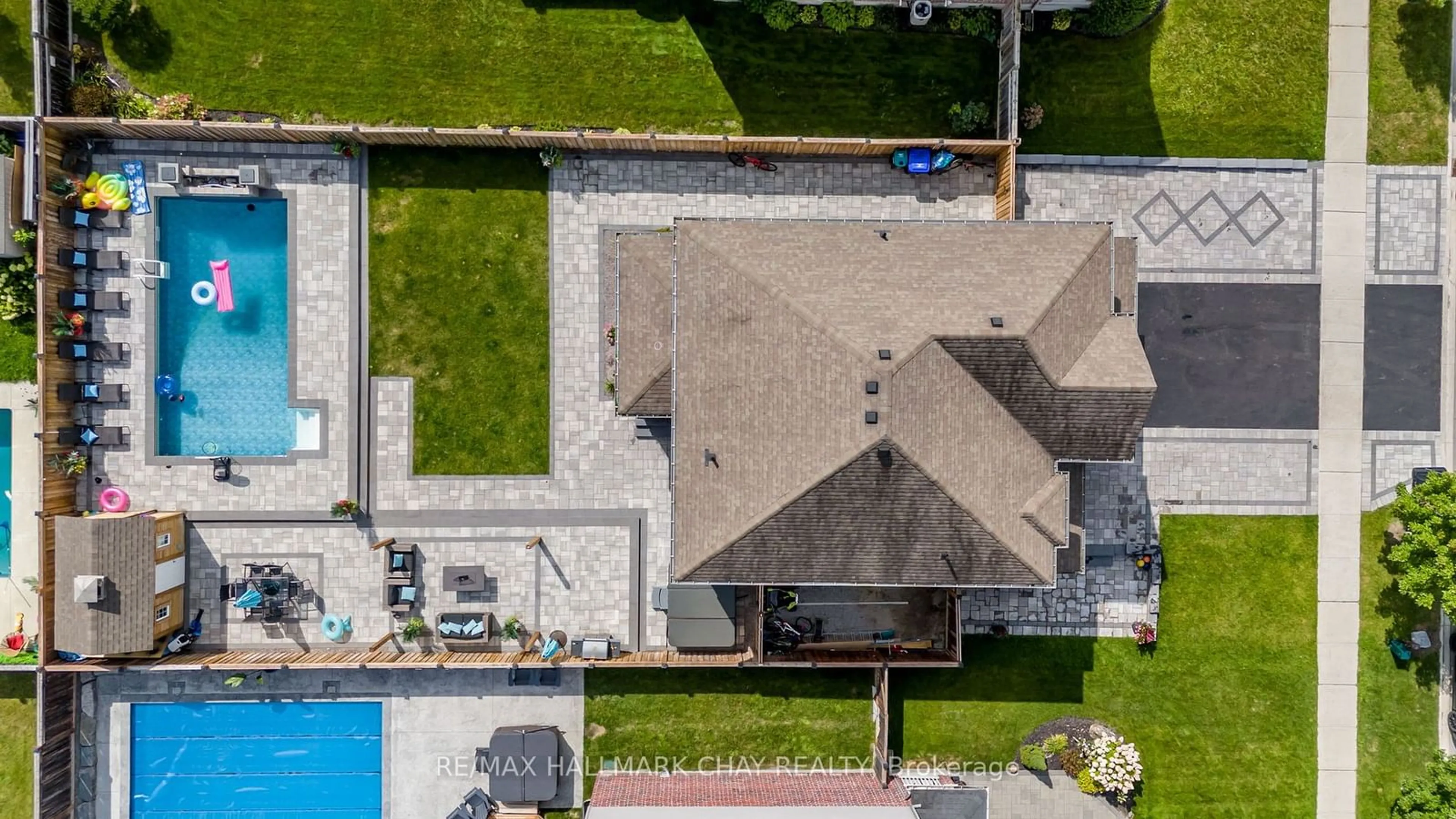 A pic from outside/outdoor area/front of a property/back of a property/a pic from drone, street for 59 Arnold Cres, Essa Ontario L0M 1B6