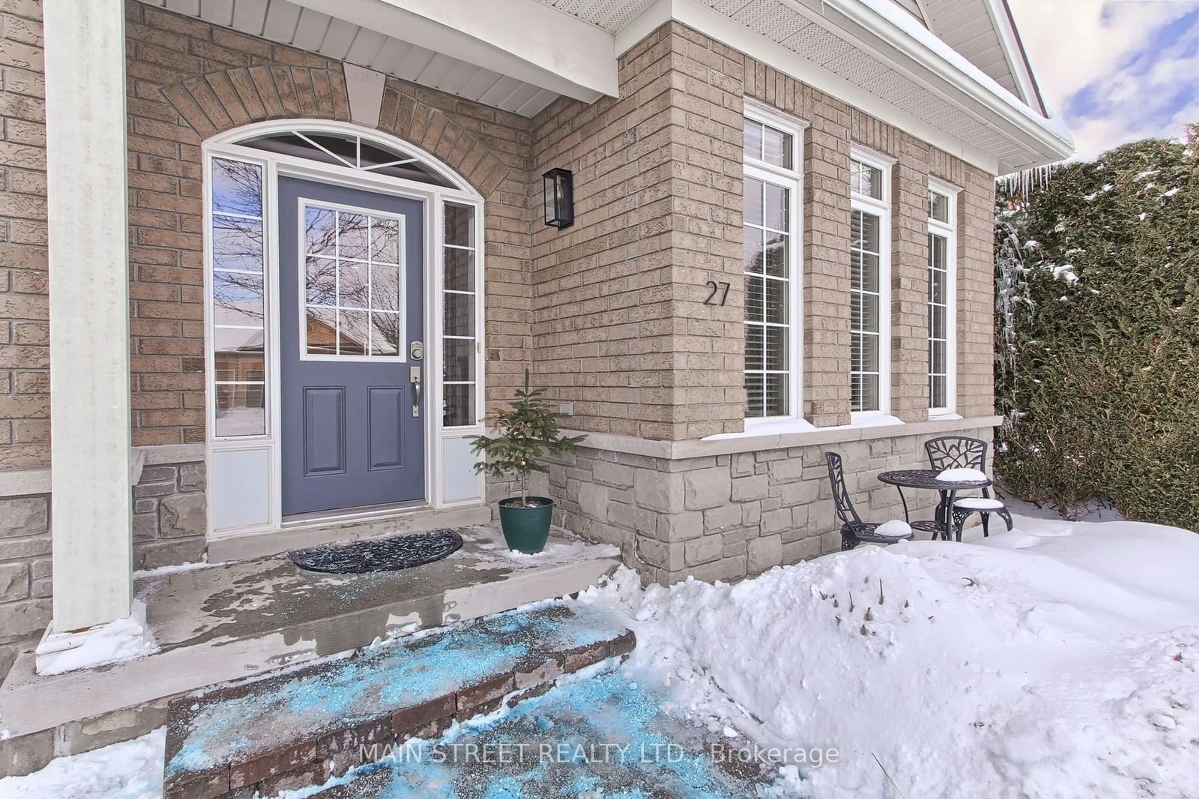 Indoor entryway for 27 Meadow's End Cres, Uxbridge Ontario L9P 0A5