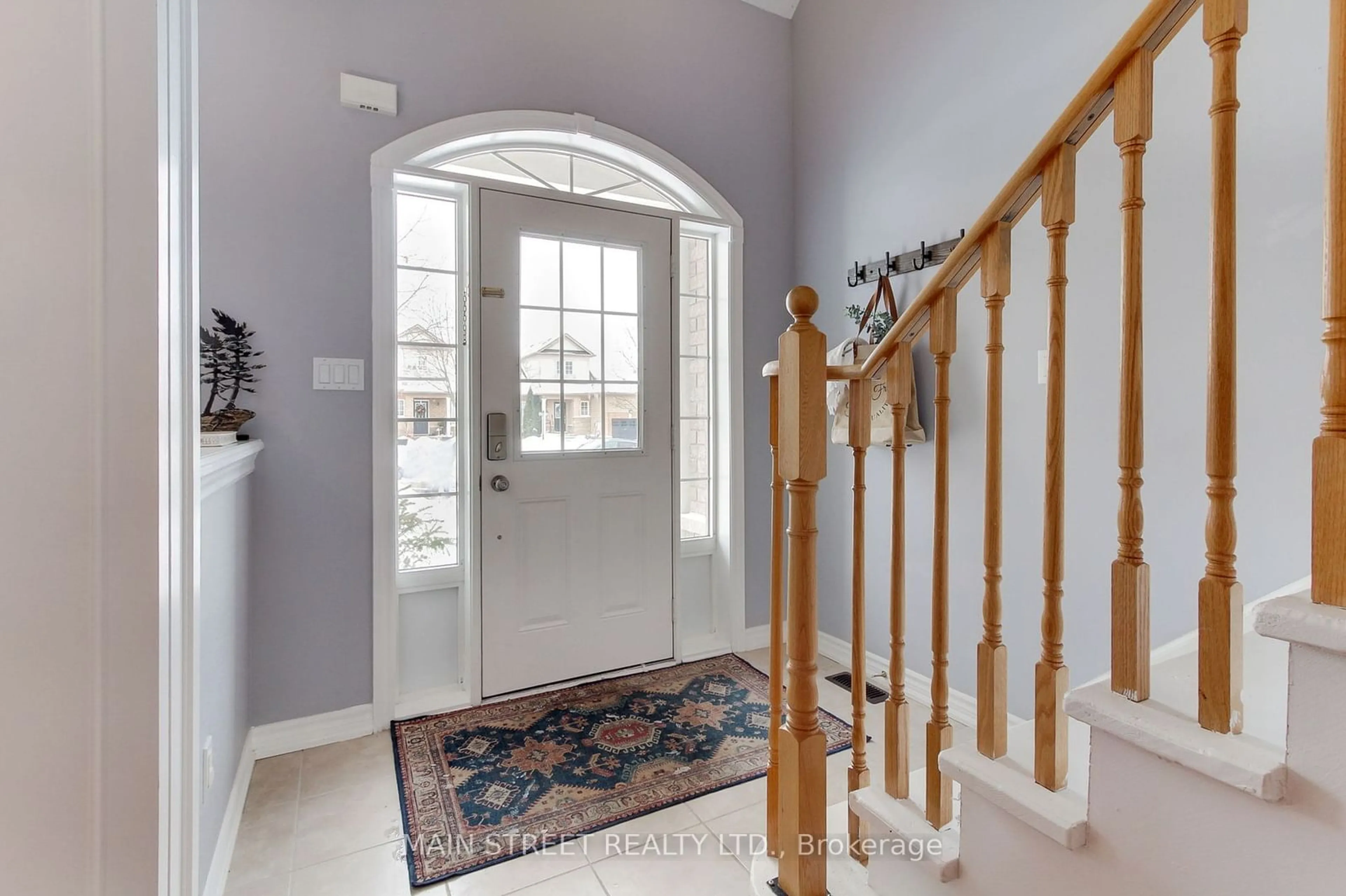 Indoor entryway for 27 Meadow's End Cres, Uxbridge Ontario L9P 0A5