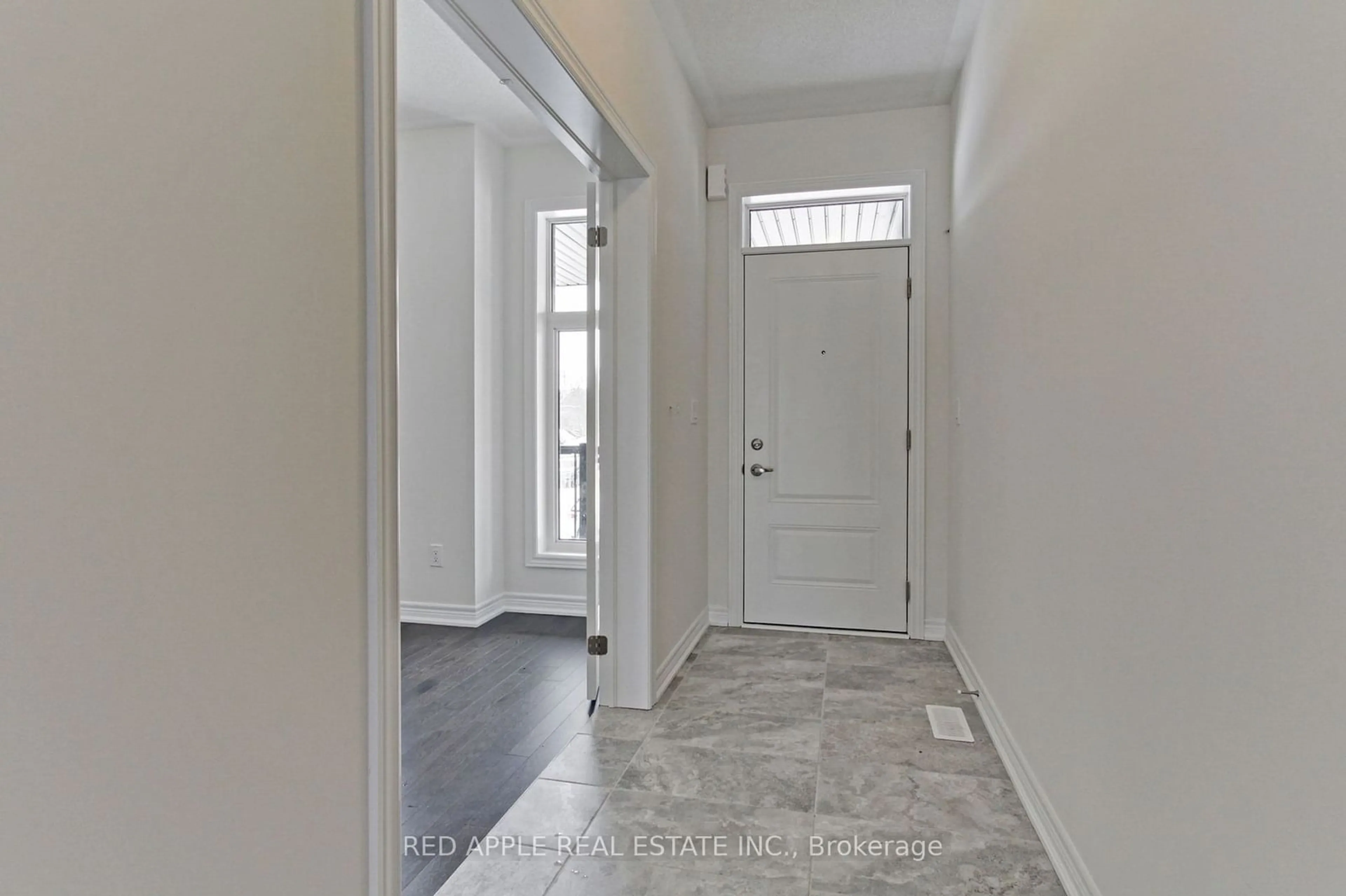 Indoor entryway for 1519 Davis Loop Circ, Innisfil Ontario L0L 1W0