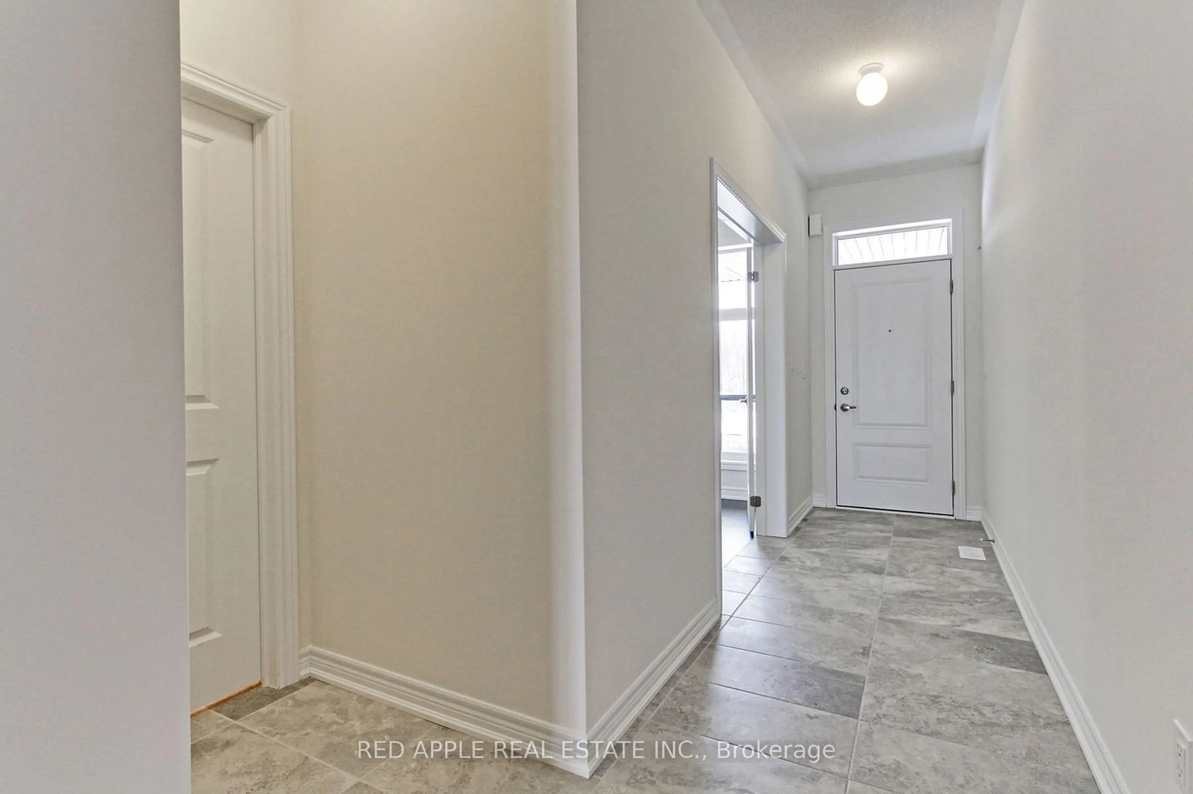 Indoor entryway for 1519 Davis Loop Circ, Innisfil Ontario L0L 1W0