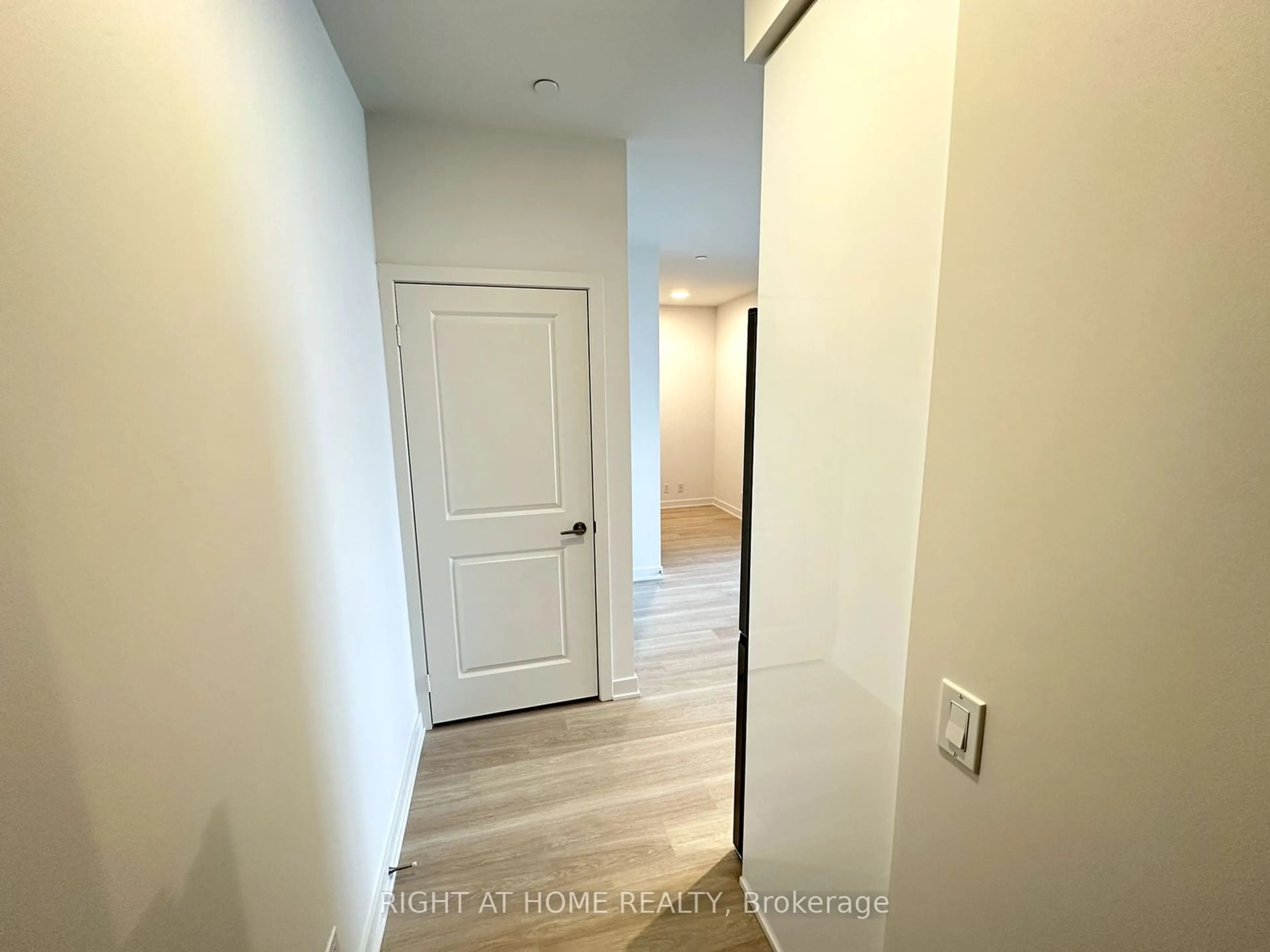 Indoor entryway for 30 Upper Mall Way #3506, Vaughan Ontario L4J 0L7