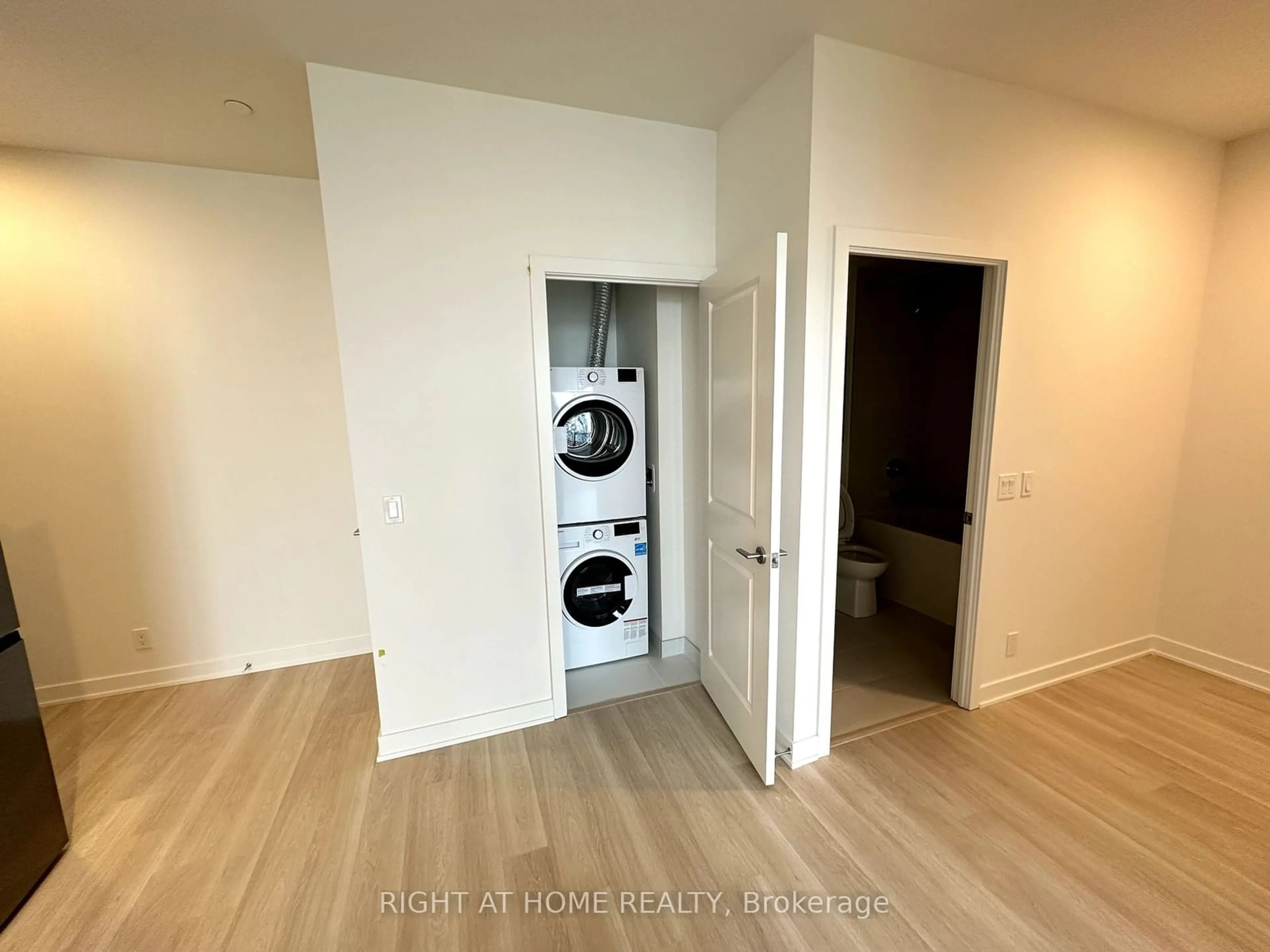 A pic of a room for 30 Upper Mall Way #3506, Vaughan Ontario L4J 0L7