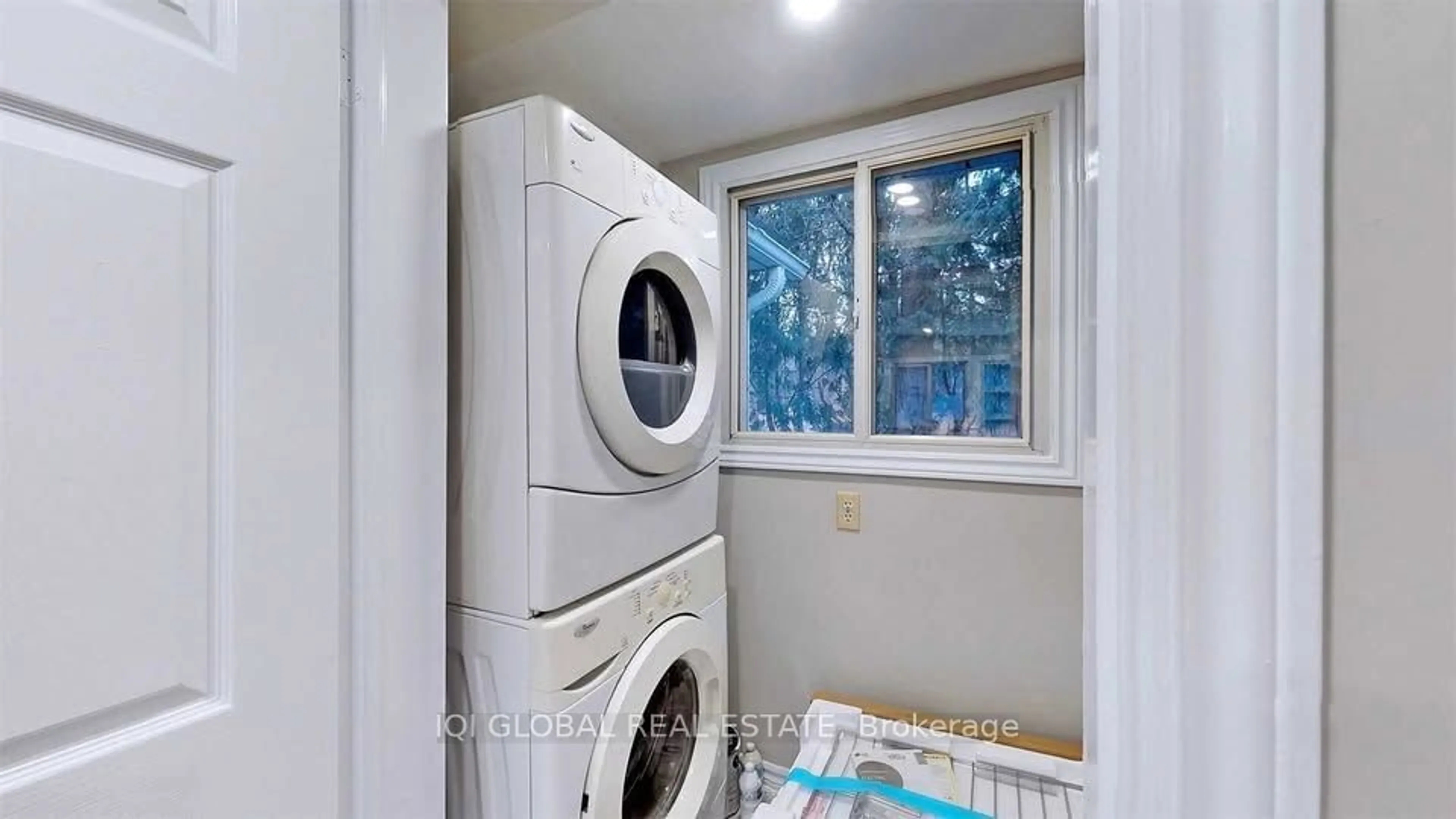 Laundry room for 27 Connor Dr, Whitchurch-Stouffville Ontario L4A 7X3