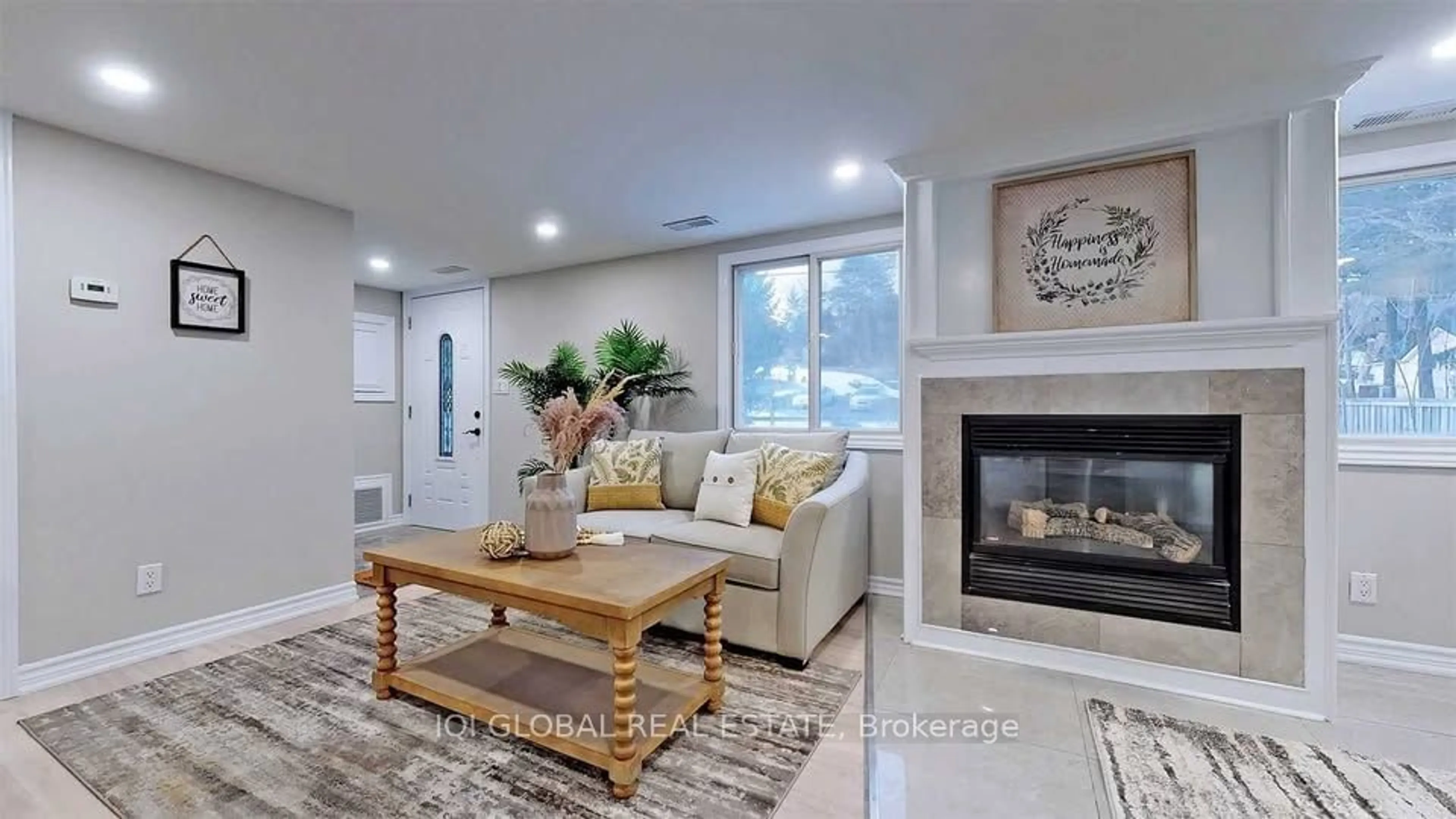 Living room with furniture, unknown for 27 Connor Dr, Whitchurch-Stouffville Ontario L4A 7X3