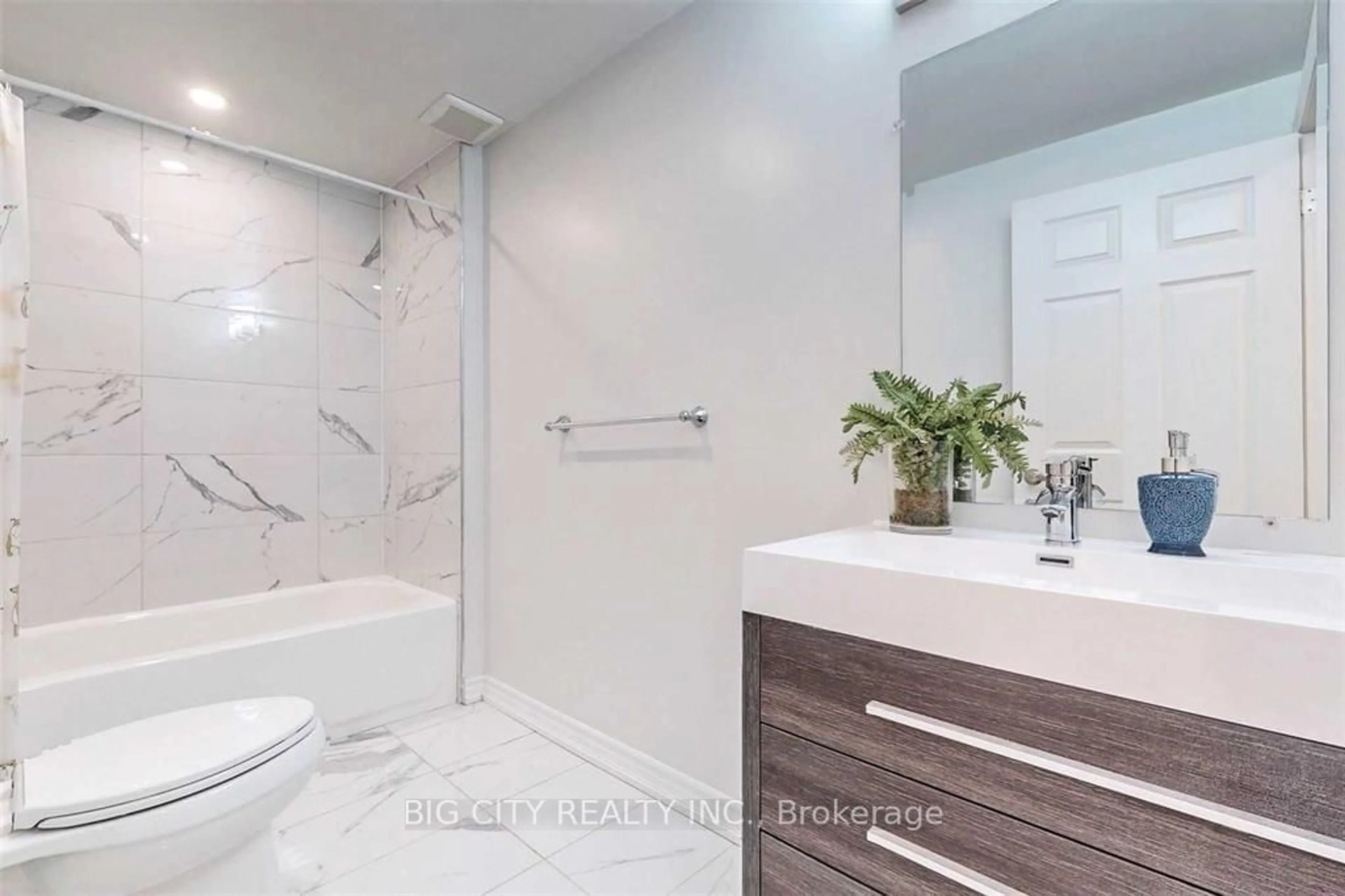 Contemporary bathroom, ceramic/tile floor for 7 Woodglen Way, Markham Ontario L3R 3A8