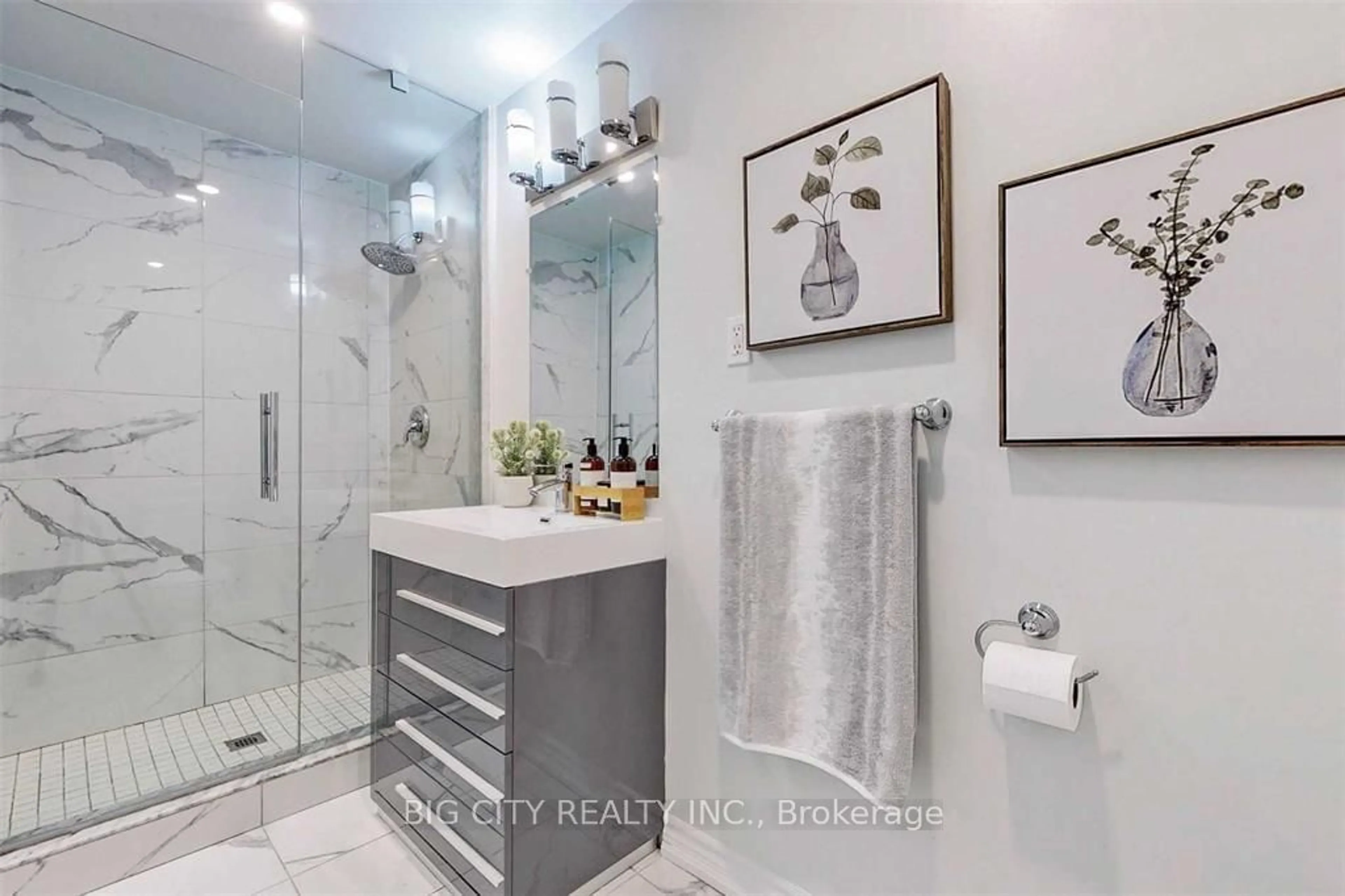 Contemporary bathroom, ceramic/tile floor for 7 Woodglen Way, Markham Ontario L3R 3A8