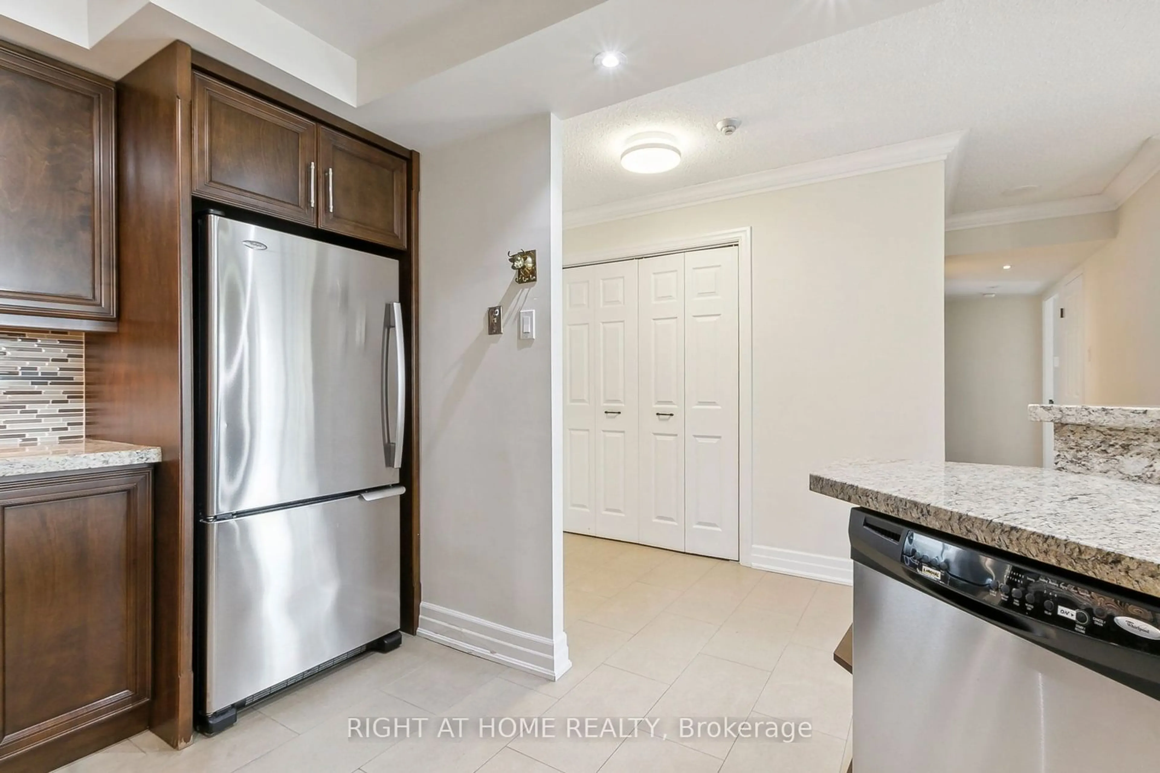 Standard kitchen, unknown for 7805 Bayview Ave #305, Markham Ontario L3T 7N1