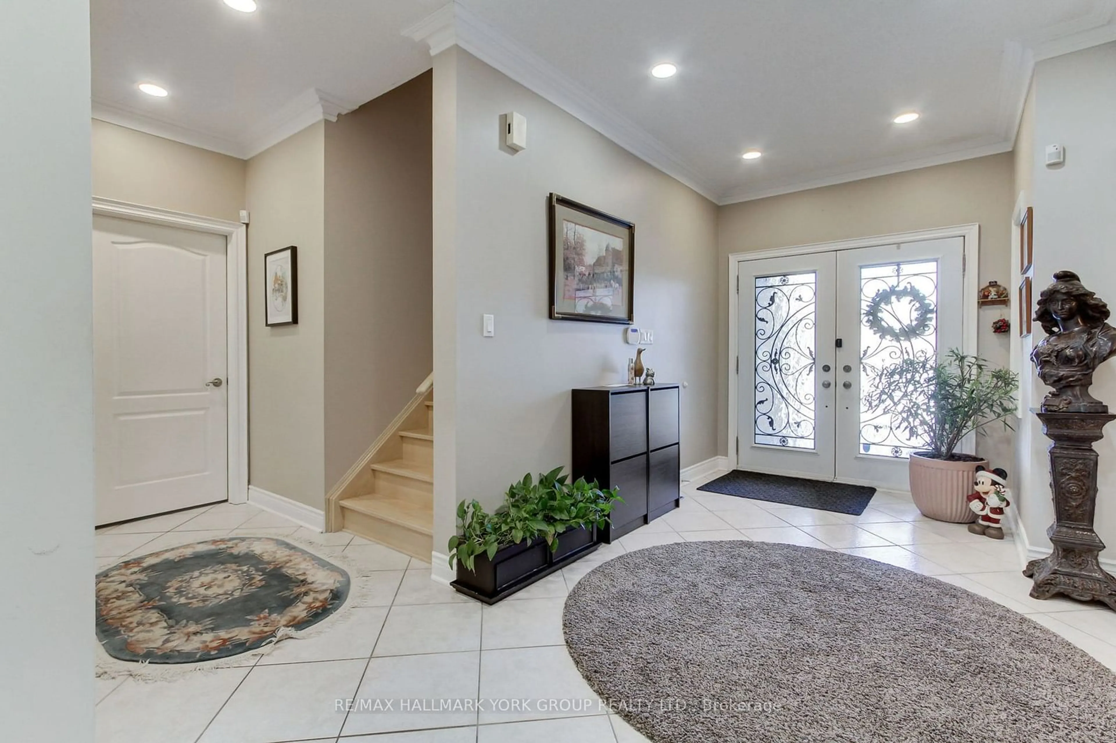 Indoor entryway for 48 El Dorado St, Richmond Hill Ontario L4C 0G8