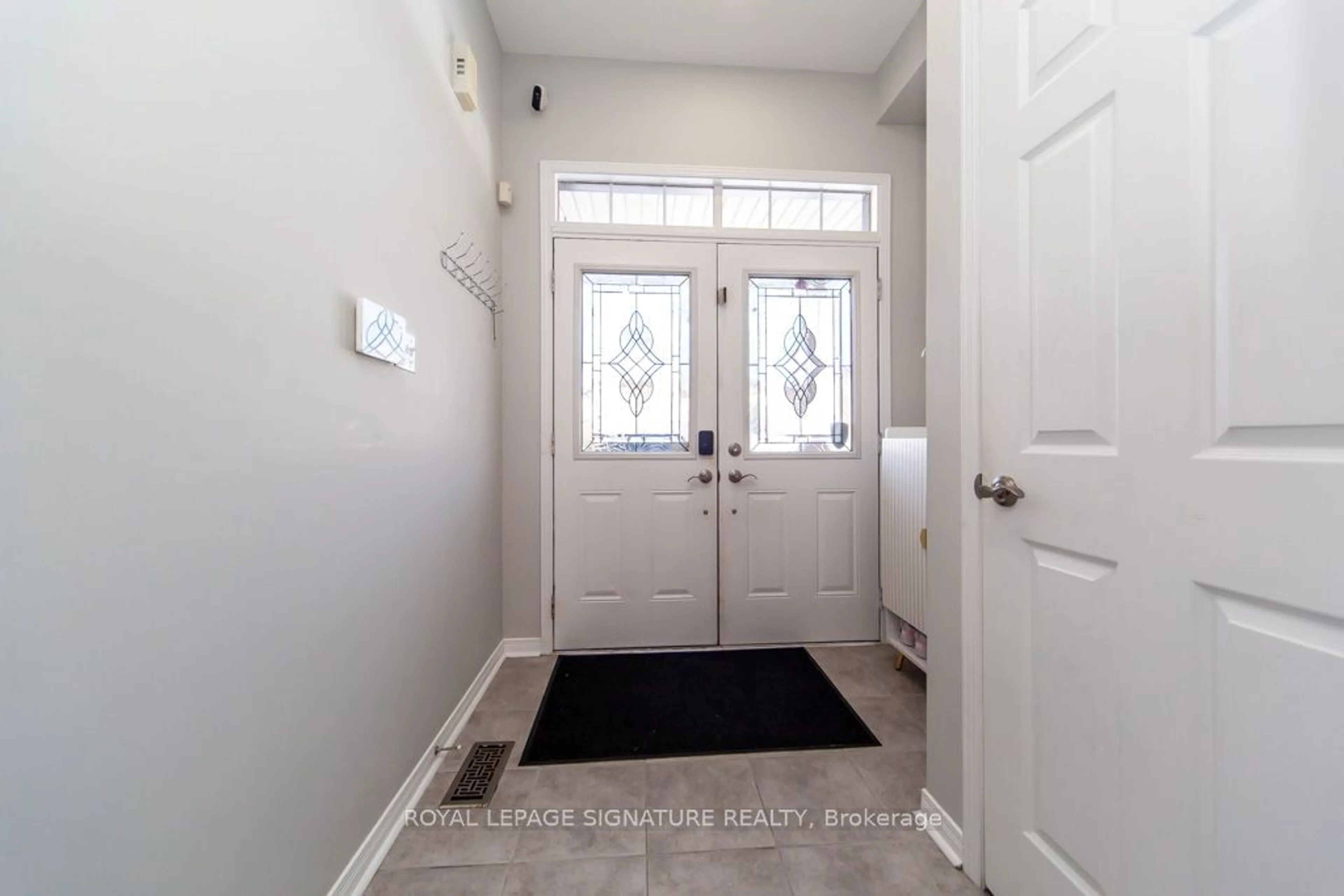 Indoor entryway for 42 LARAMIE Cres, Vaughan Ontario L6A 0P8