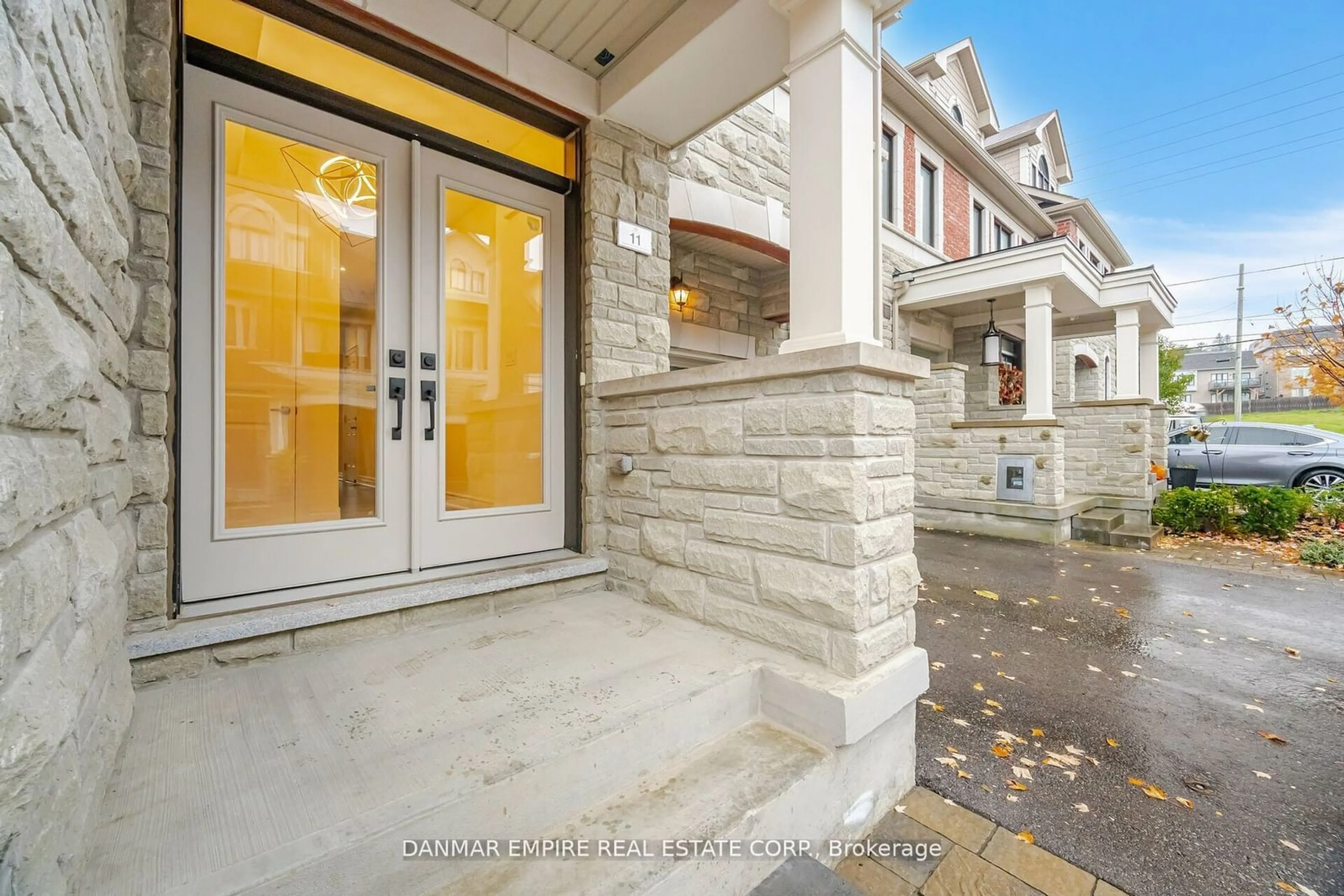 Indoor entryway for 11 Hiawatha Crt, Vaughan Ontario L4L 0J2