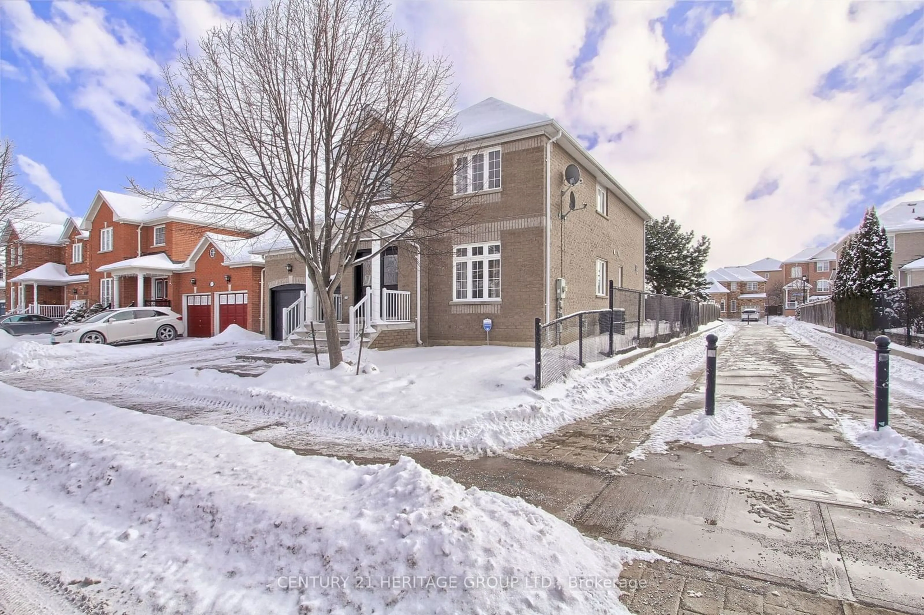 A pic from outside/outdoor area/front of a property/back of a property/a pic from drone, street for 207 Flagstone Way, Newmarket Ontario L3X 2Y3