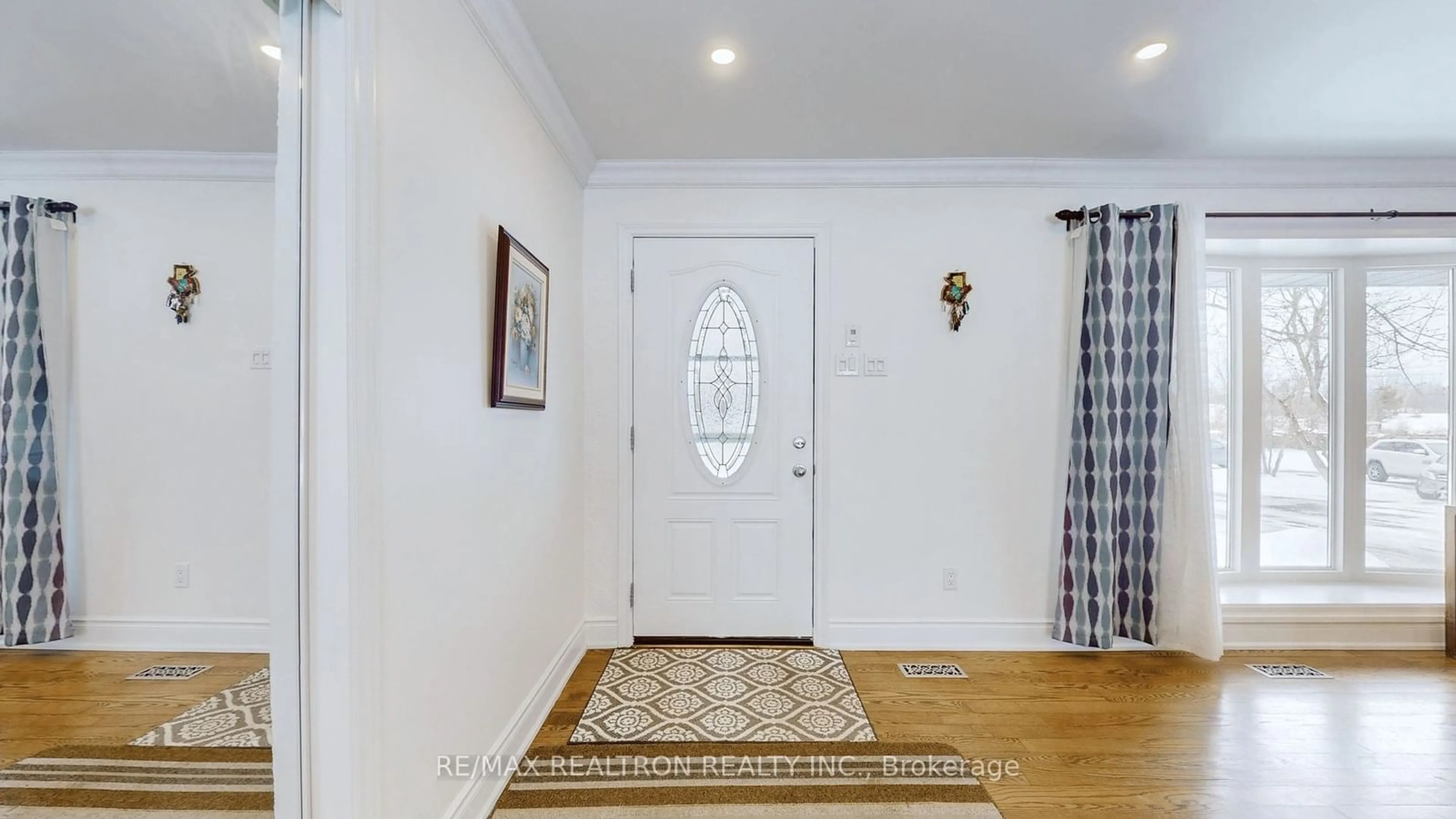 Indoor entryway for 22305 Kennedy Rd, East Gwillimbury Ontario L0G 1R0