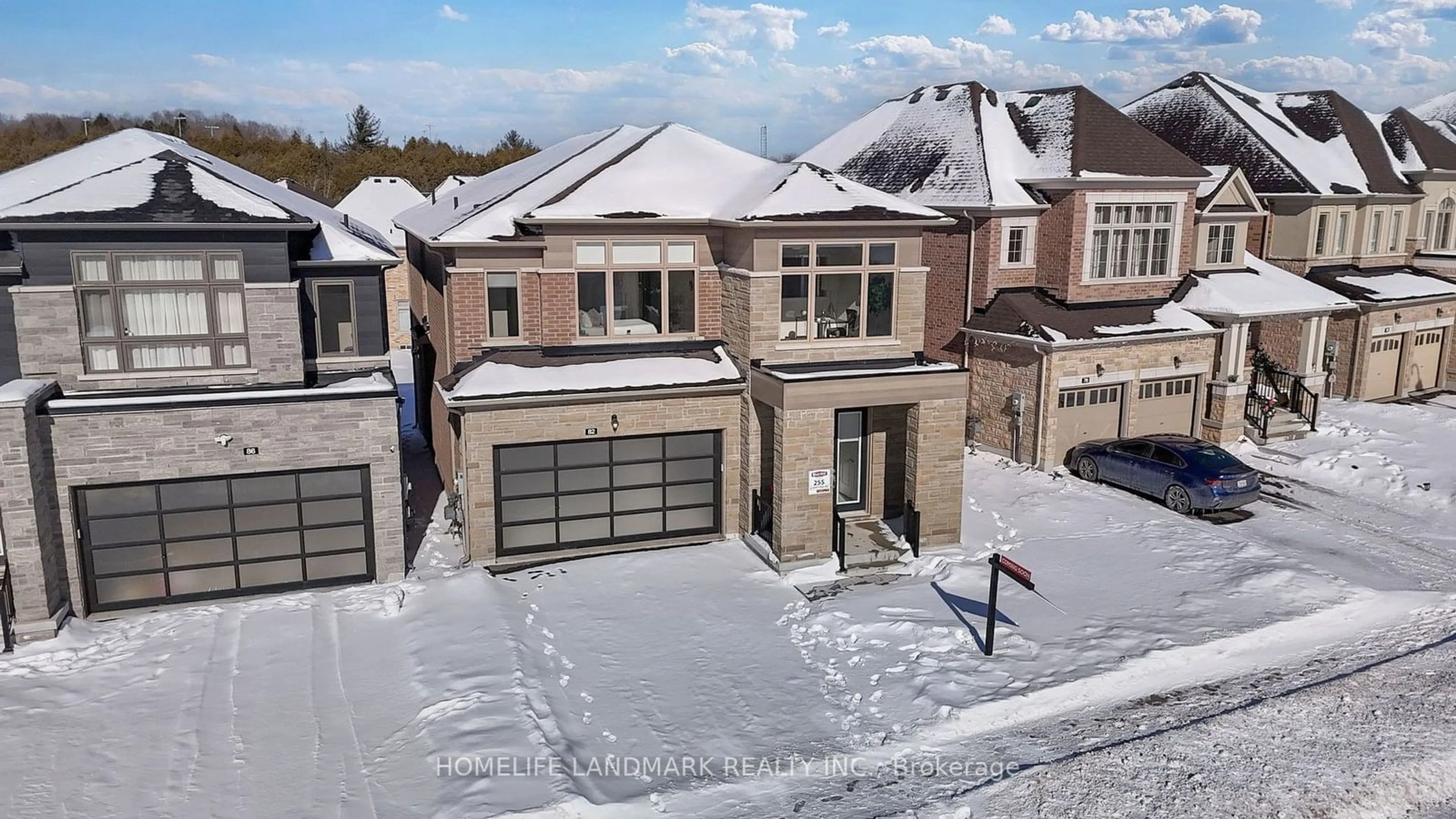 A pic from outside/outdoor area/front of a property/back of a property/a pic from drone, street for 82 Kentledge Ave, East Gwillimbury Ontario L9N 0V9