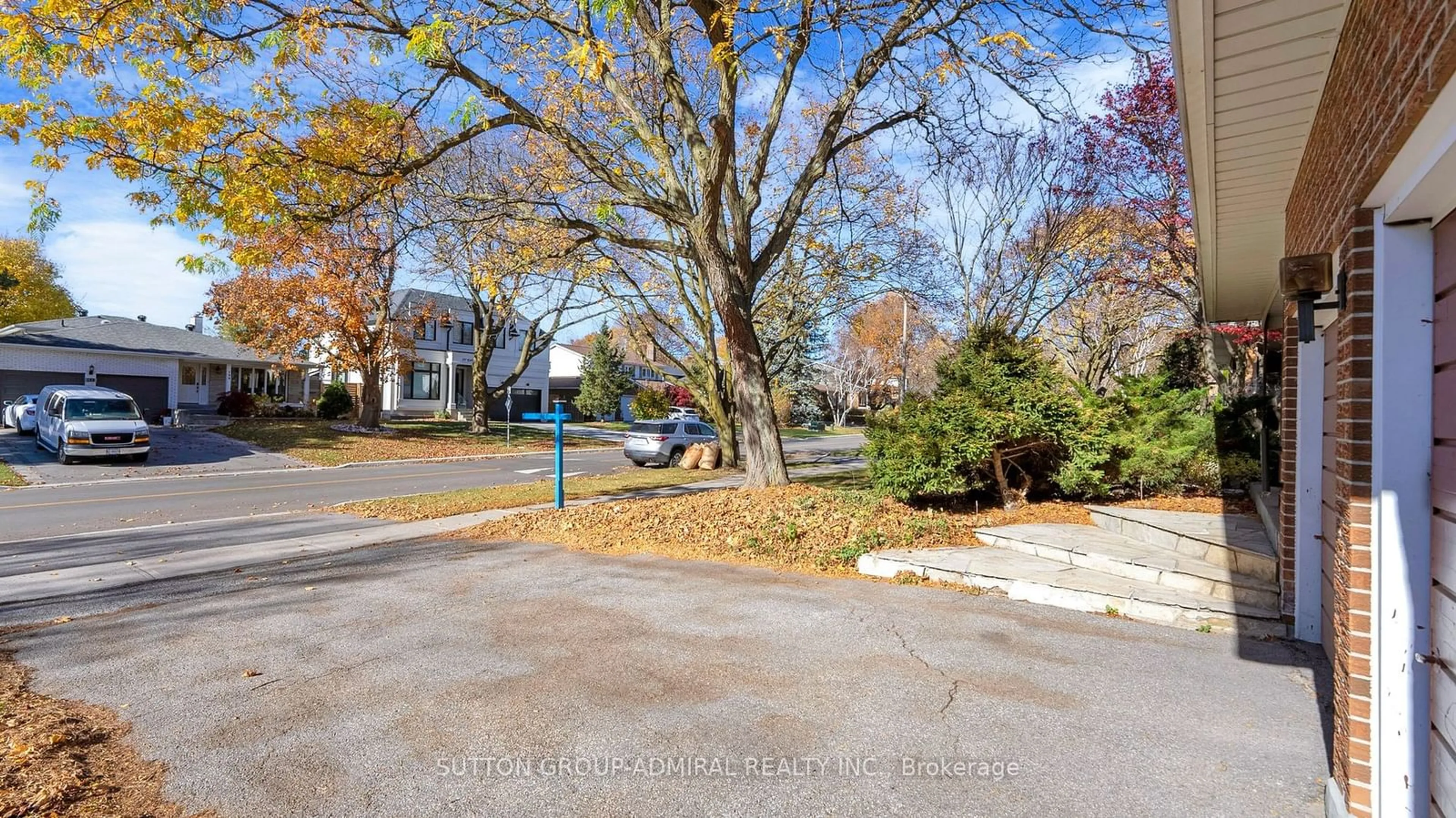 A pic from outside/outdoor area/front of a property/back of a property/a pic from drone, street for 200 Kirk Dr, Markham Ontario L3T 3L8