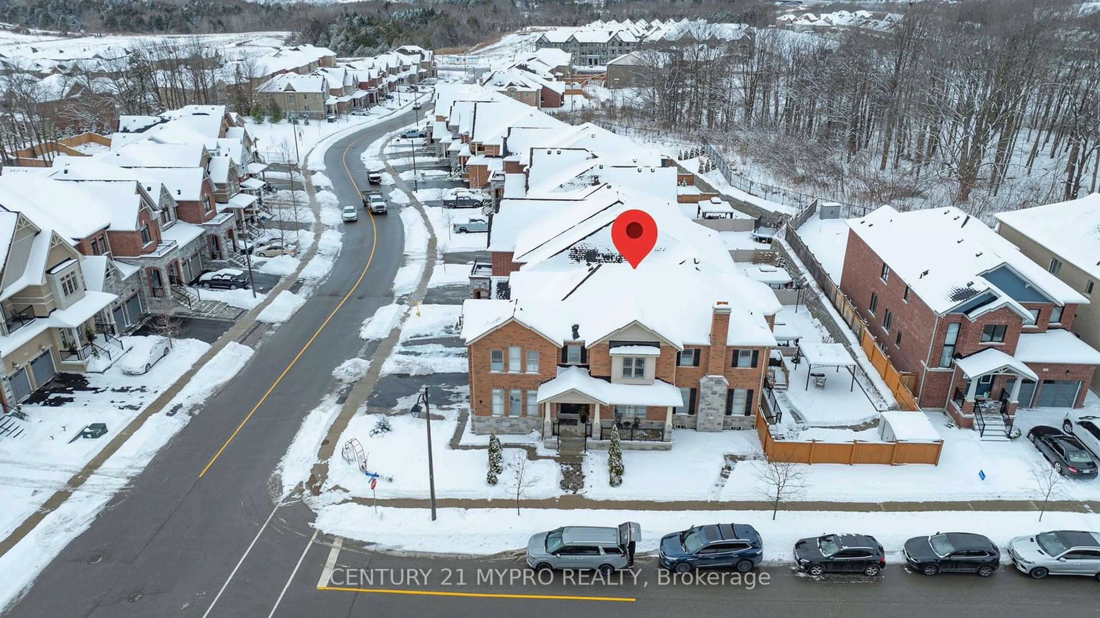 A pic from outside/outdoor area/front of a property/back of a property/a pic from drone, street for 42 MANOR HAMPTON St, East Gwillimbury Ontario L9N 0P9