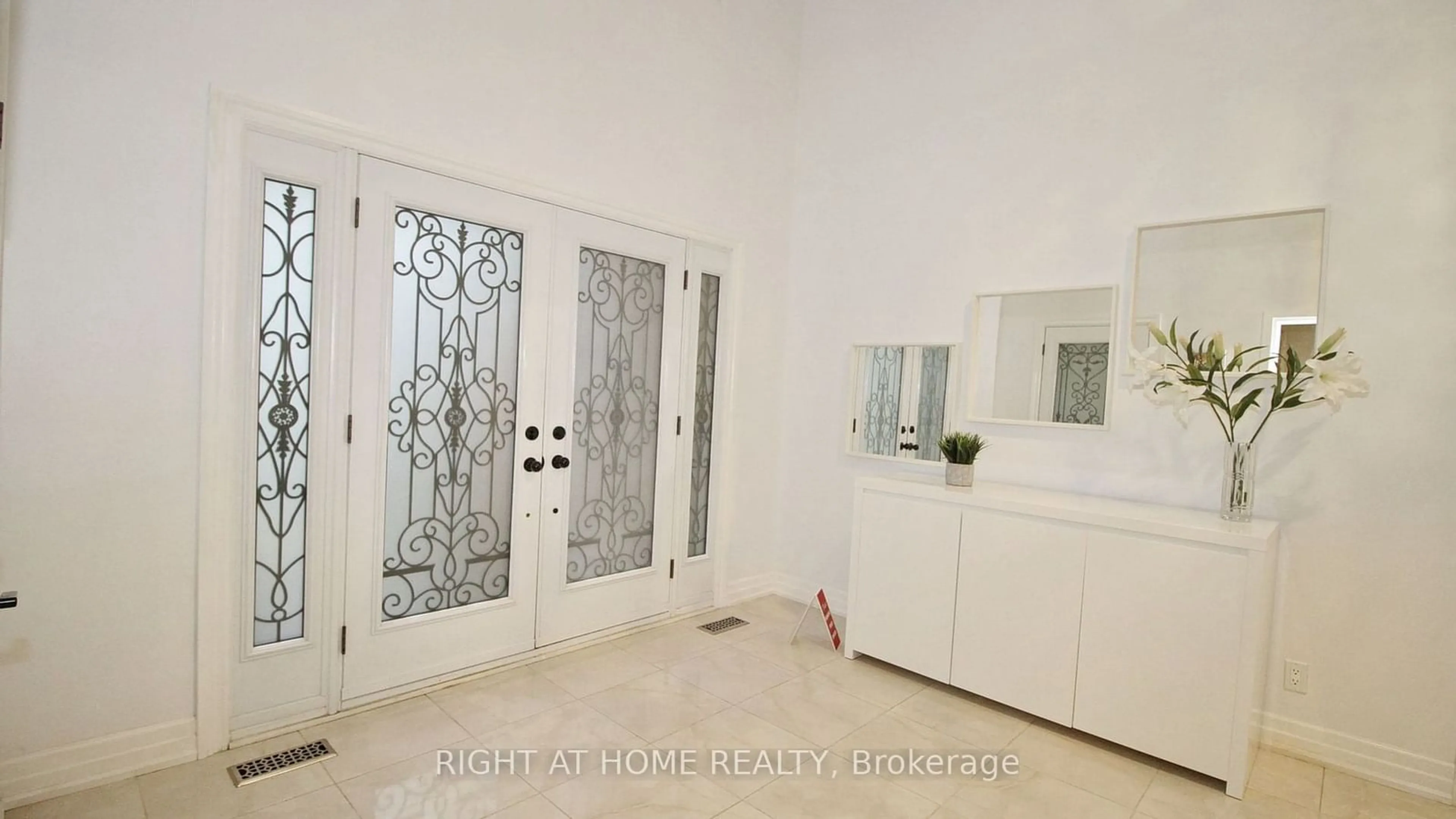 Indoor entryway for 304 Firglen Rdge, Vaughan Ontario L4L 1N7