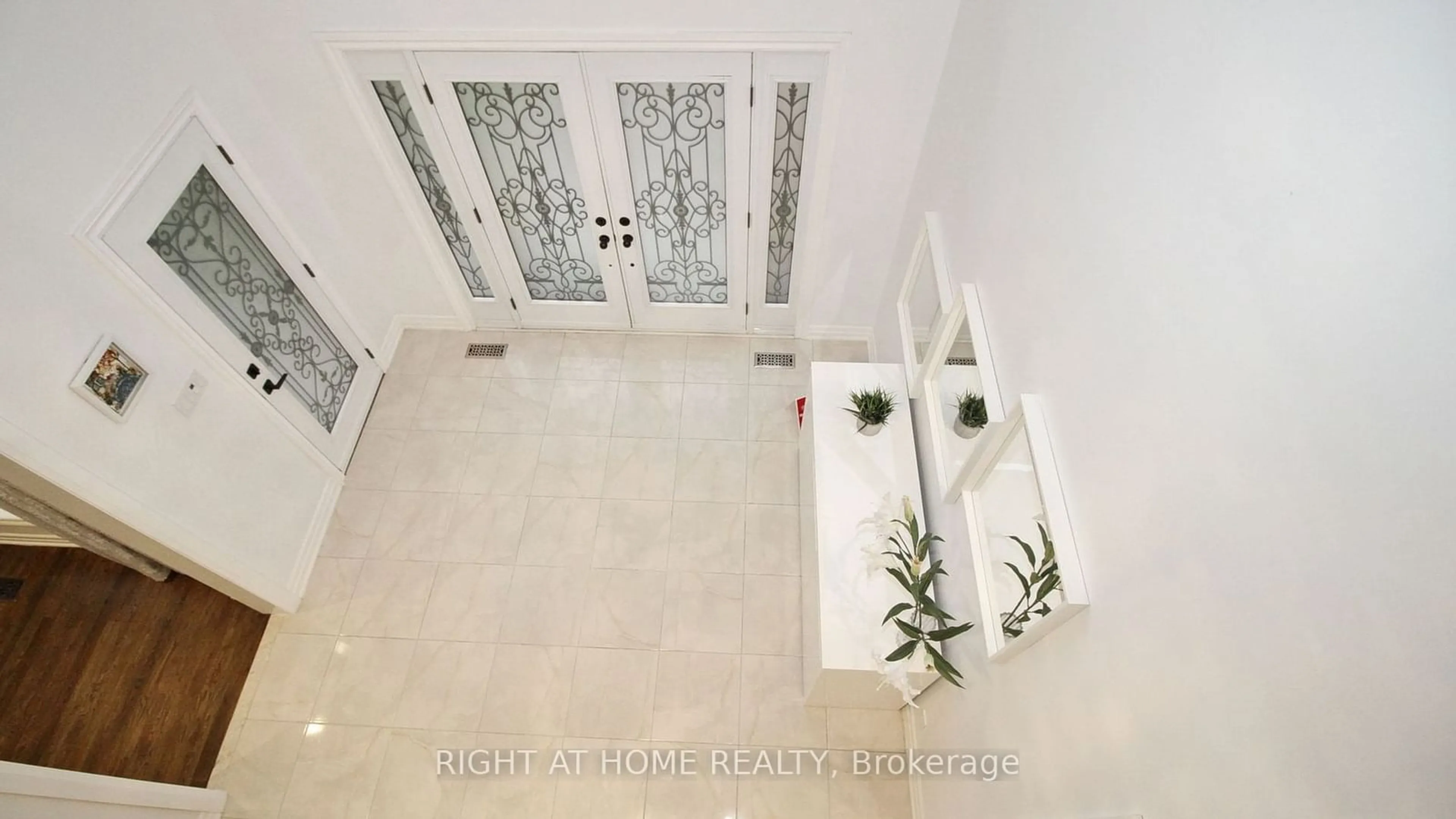 Indoor foyer for 304 Firglen Rdge, Vaughan Ontario L4L 1N7