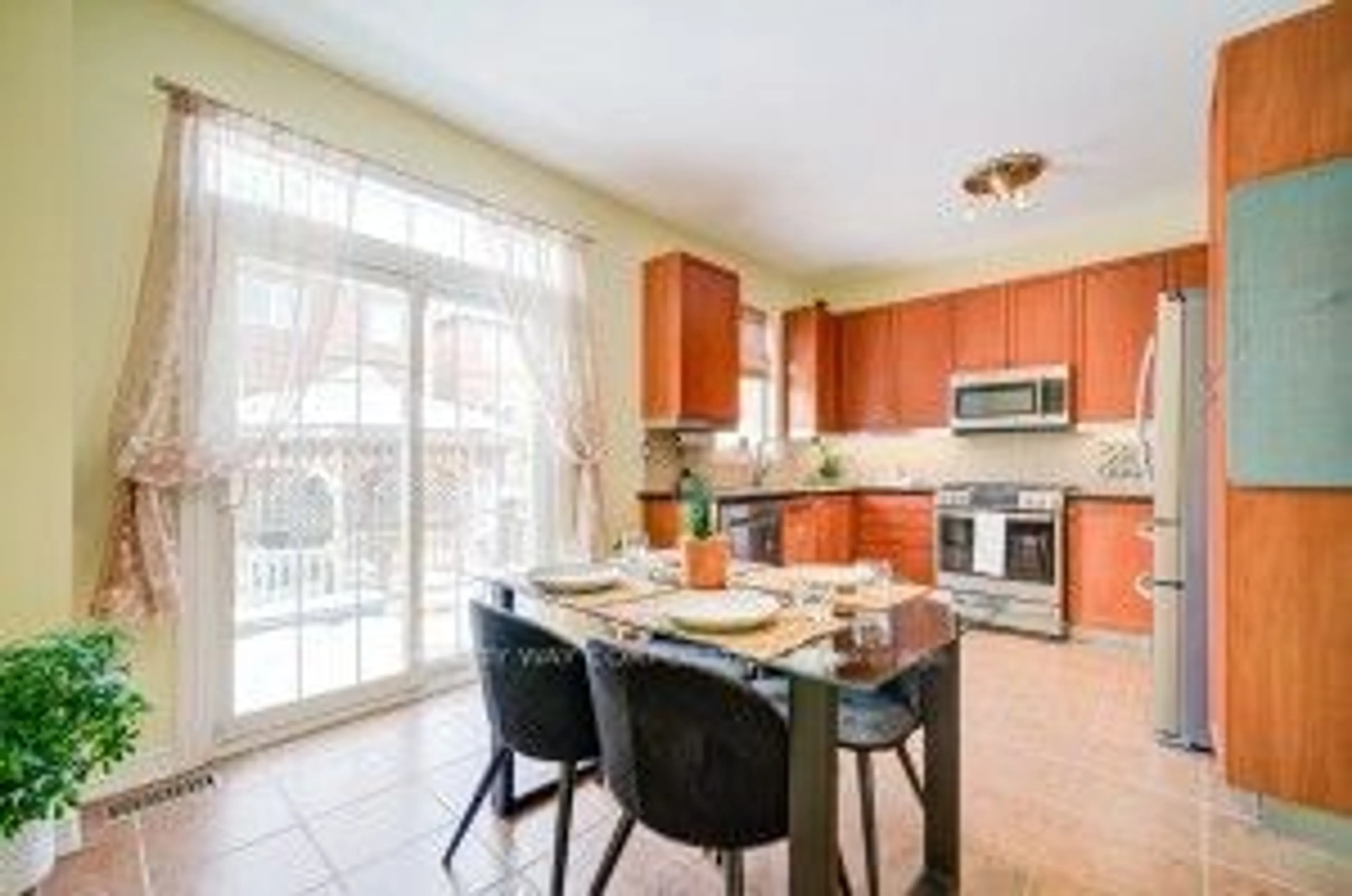 Open concept kitchen, ceramic/tile floor for 38 Torah Gate, Vaughan Ontario L6A 0H3