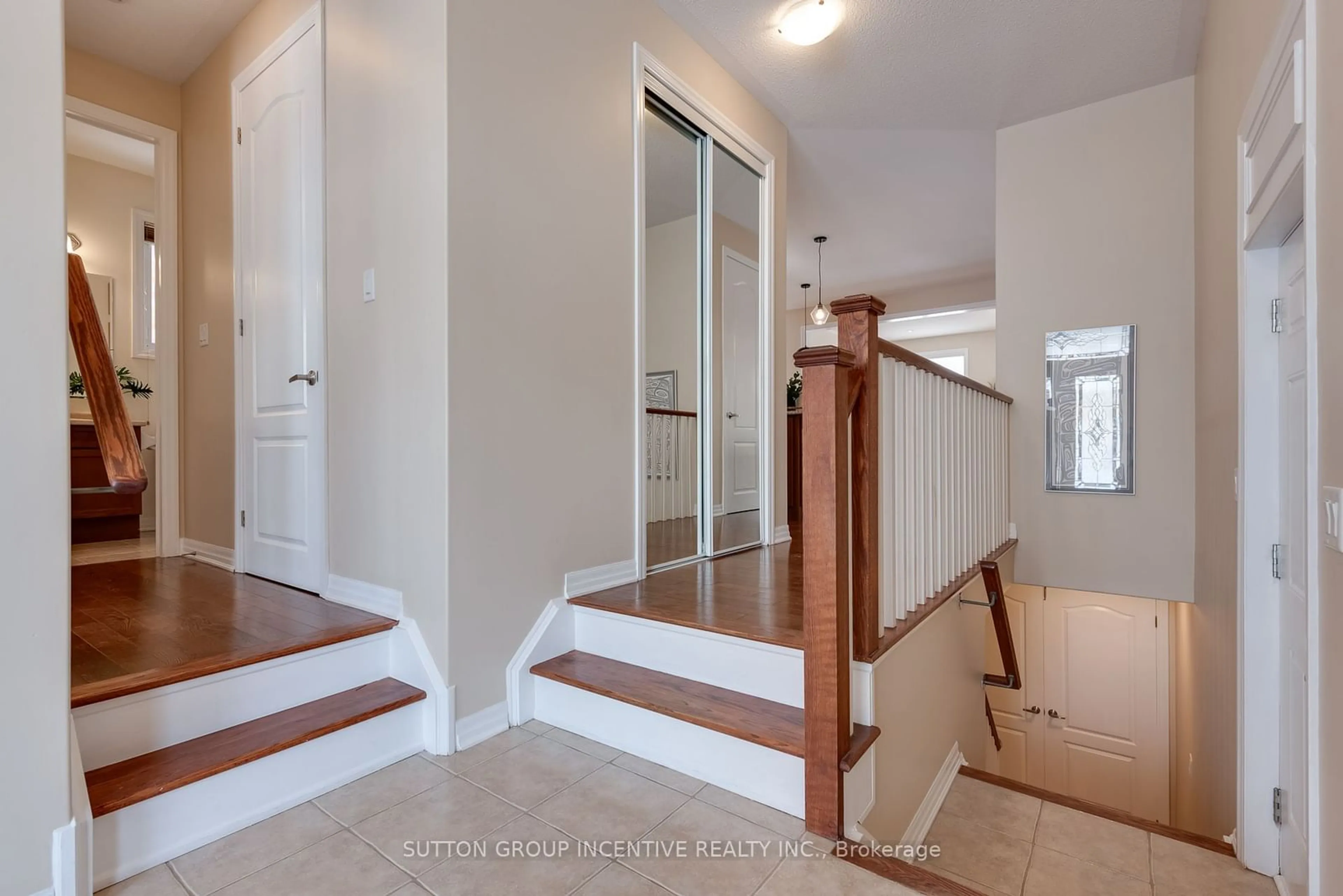 Indoor entryway for 19 Paddison Pl, New Tecumseth Ontario L9R 0J5