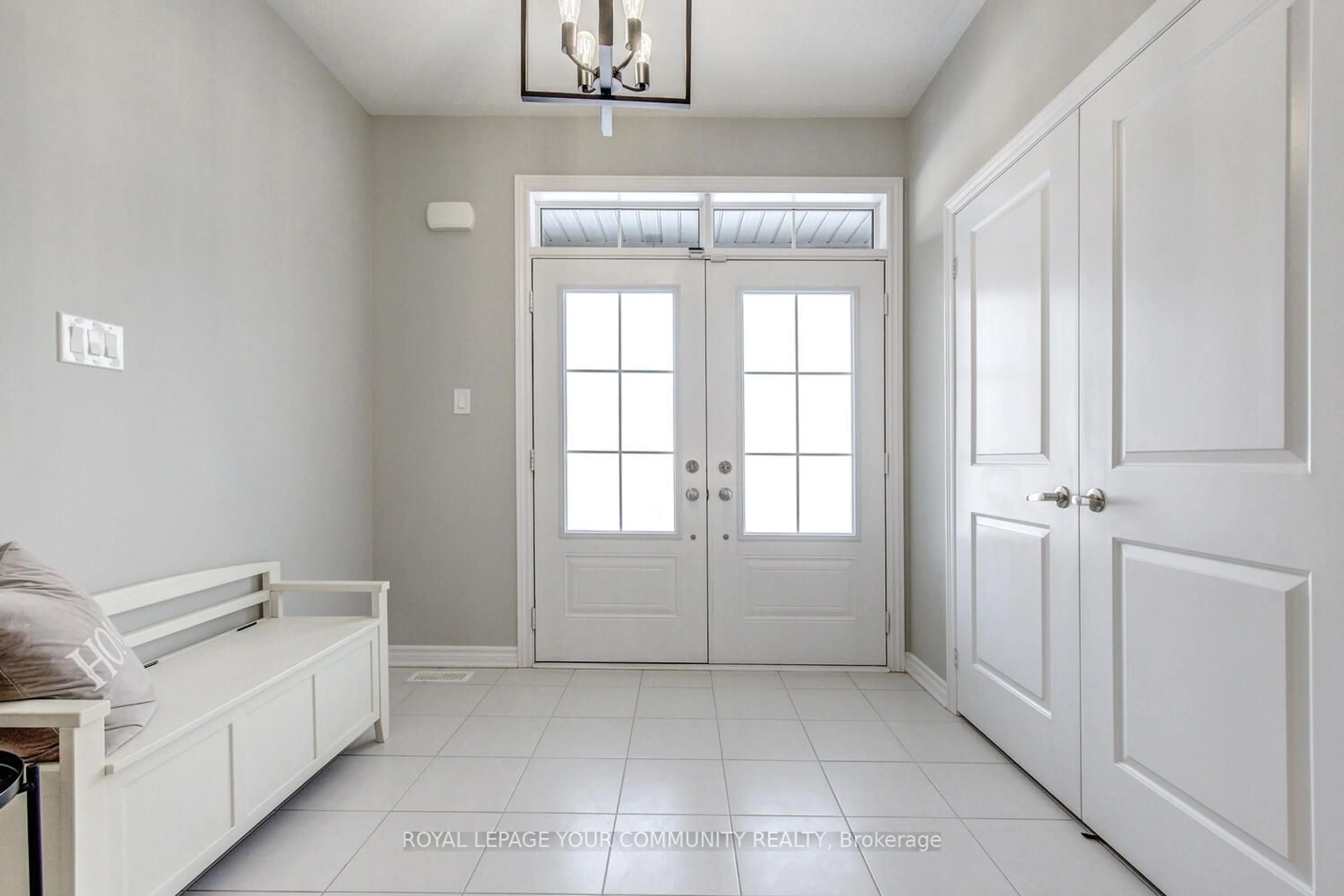 Indoor entryway for 953 Barton Way, Innisfil Ontario L9S 0N5