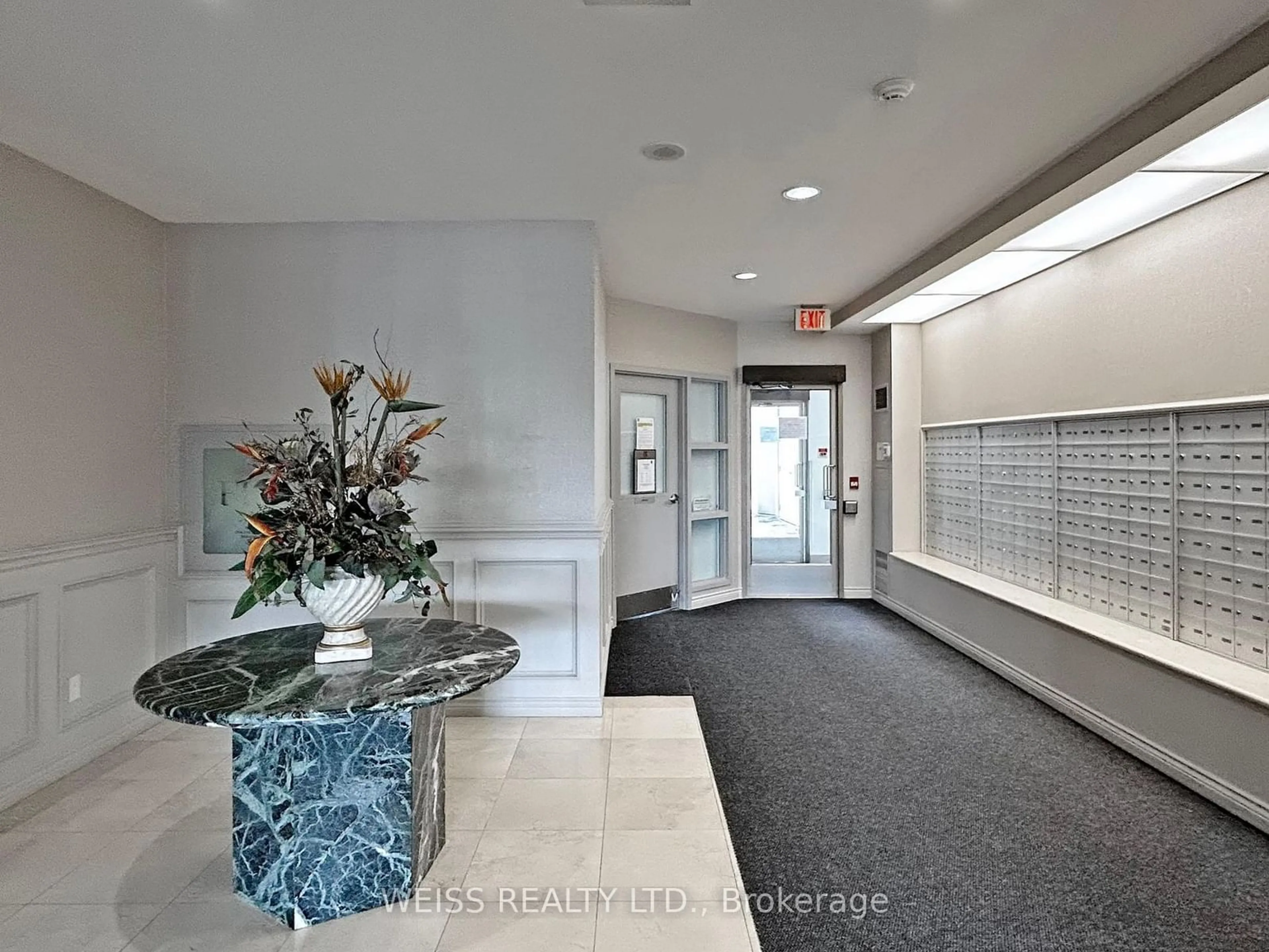 Indoor foyer for 11 Townsgate Dr #401, Vaughan Ontario L4J 8G4