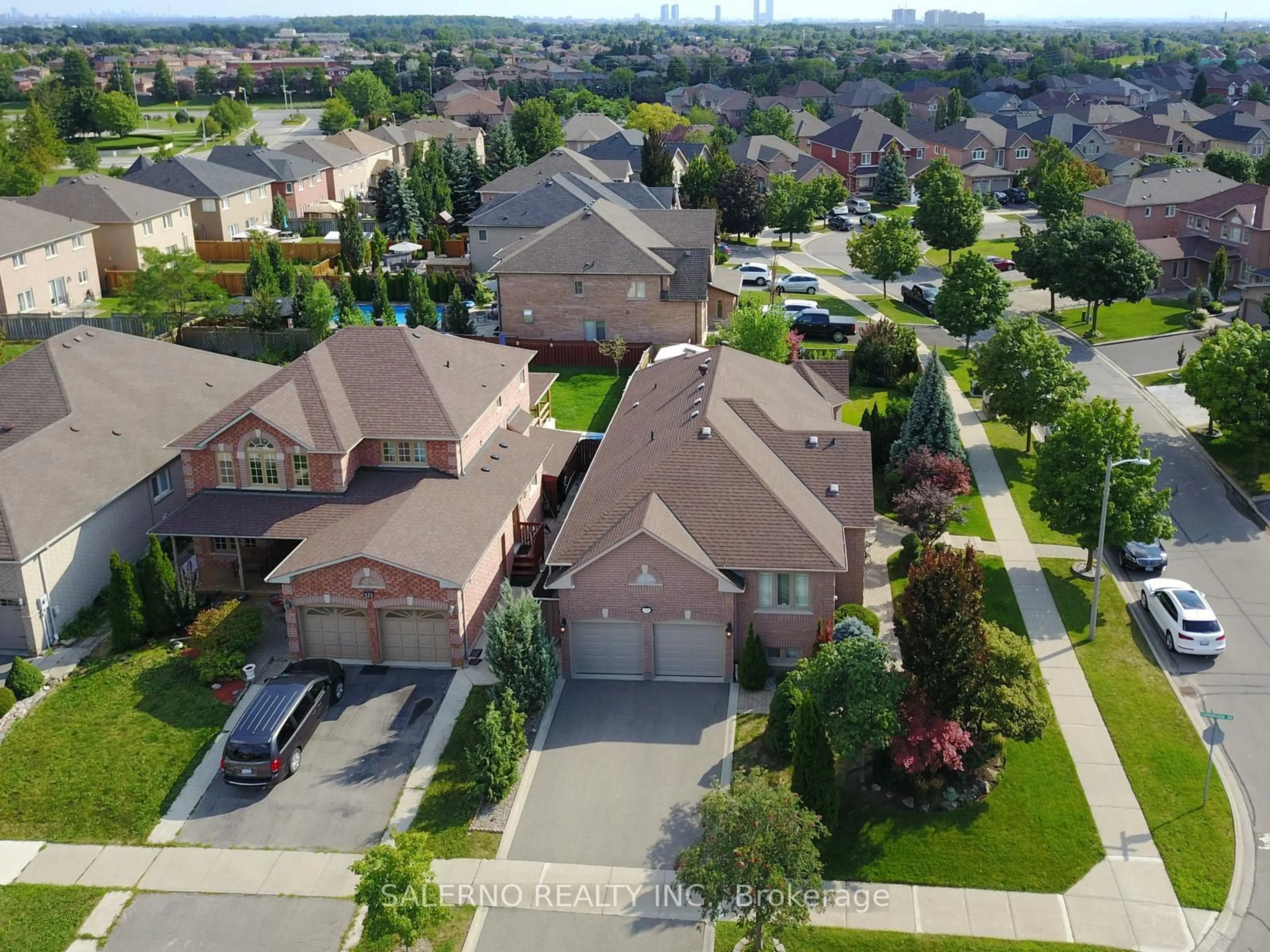 A pic from outside/outdoor area/front of a property/back of a property/a pic from drone, street for 521 Cunningham Dr, Vaughan Ontario L6A 2H1